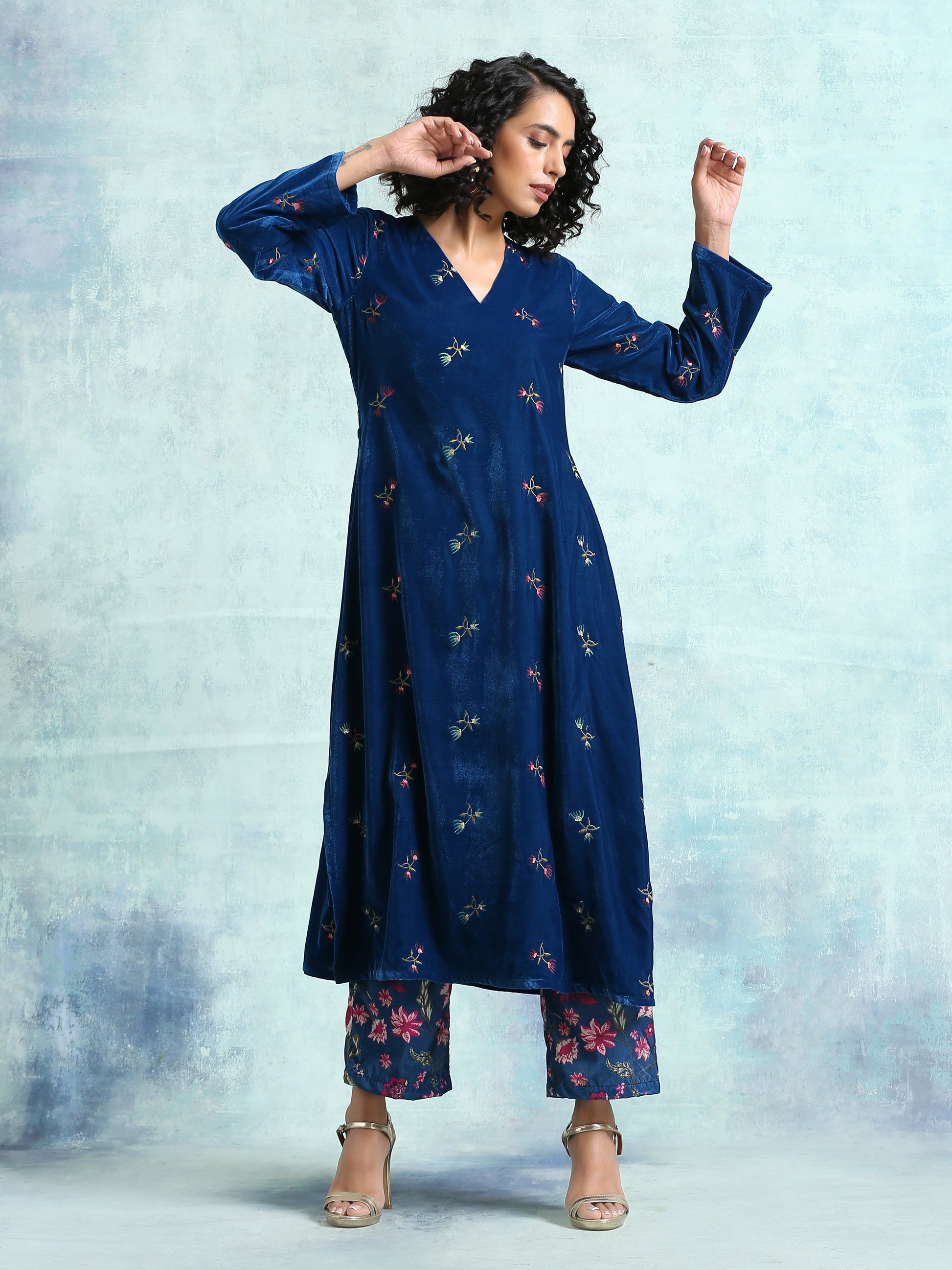 trueBrowns Blue Embroidered Velvet High Slit Kurta | Swadesiicart