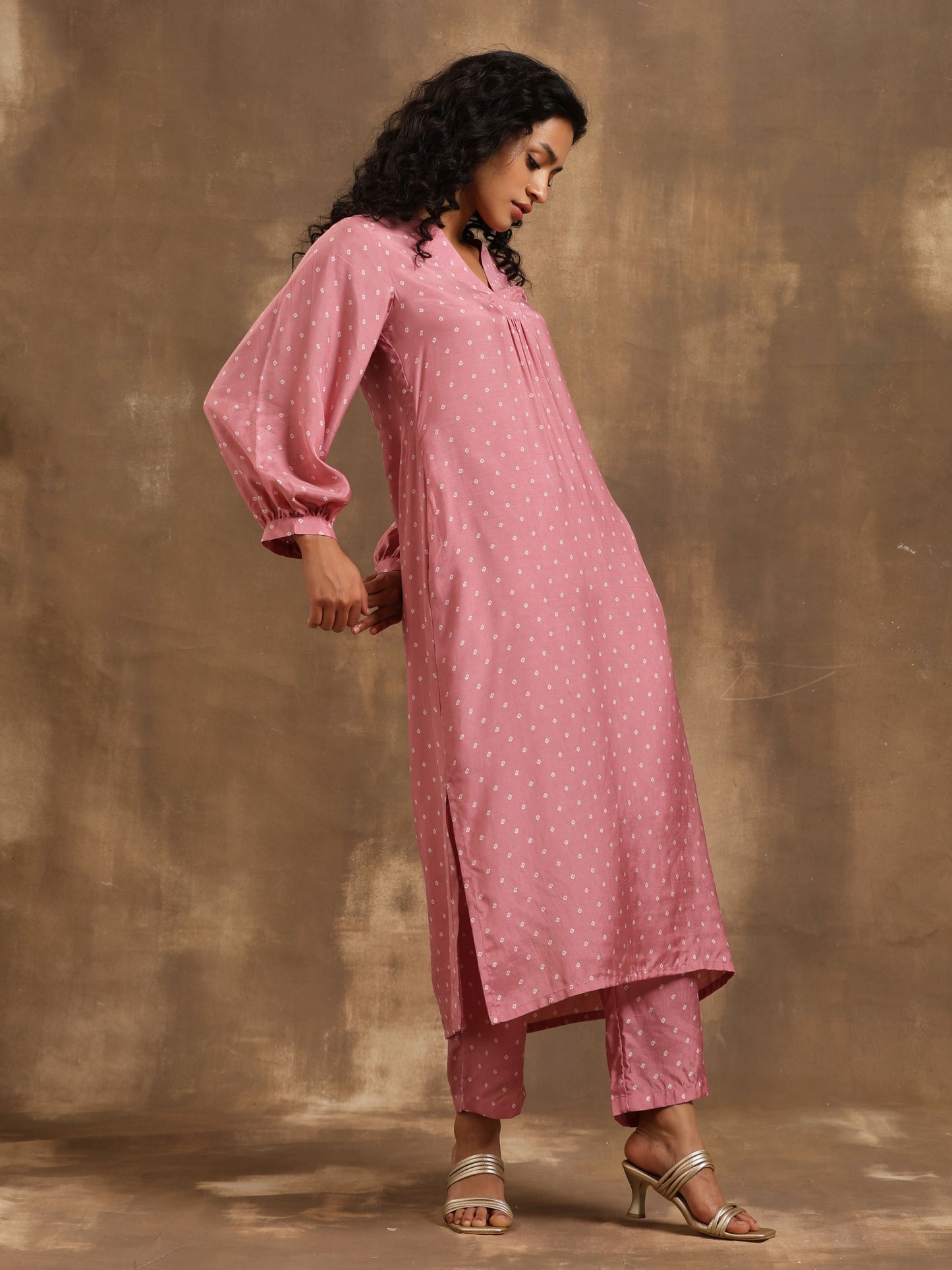 trueBrowns Light Mauve Bandhani Printed Silk Kurta Pant Set | Swadesiicart