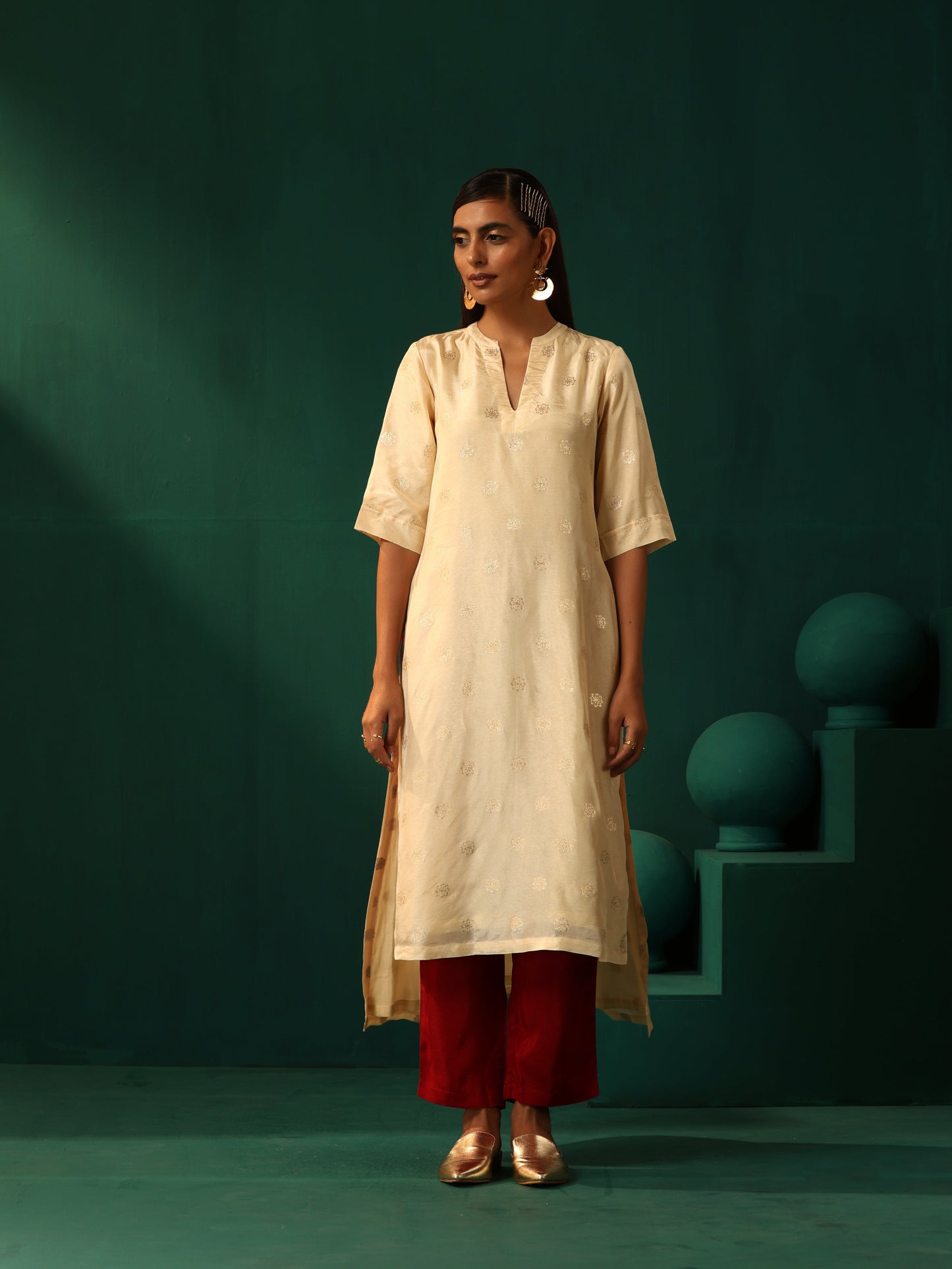 trueBrowns Ivory Geometric Floral Viscose Silk High Low Kurta Pant Set | Swadesiicart