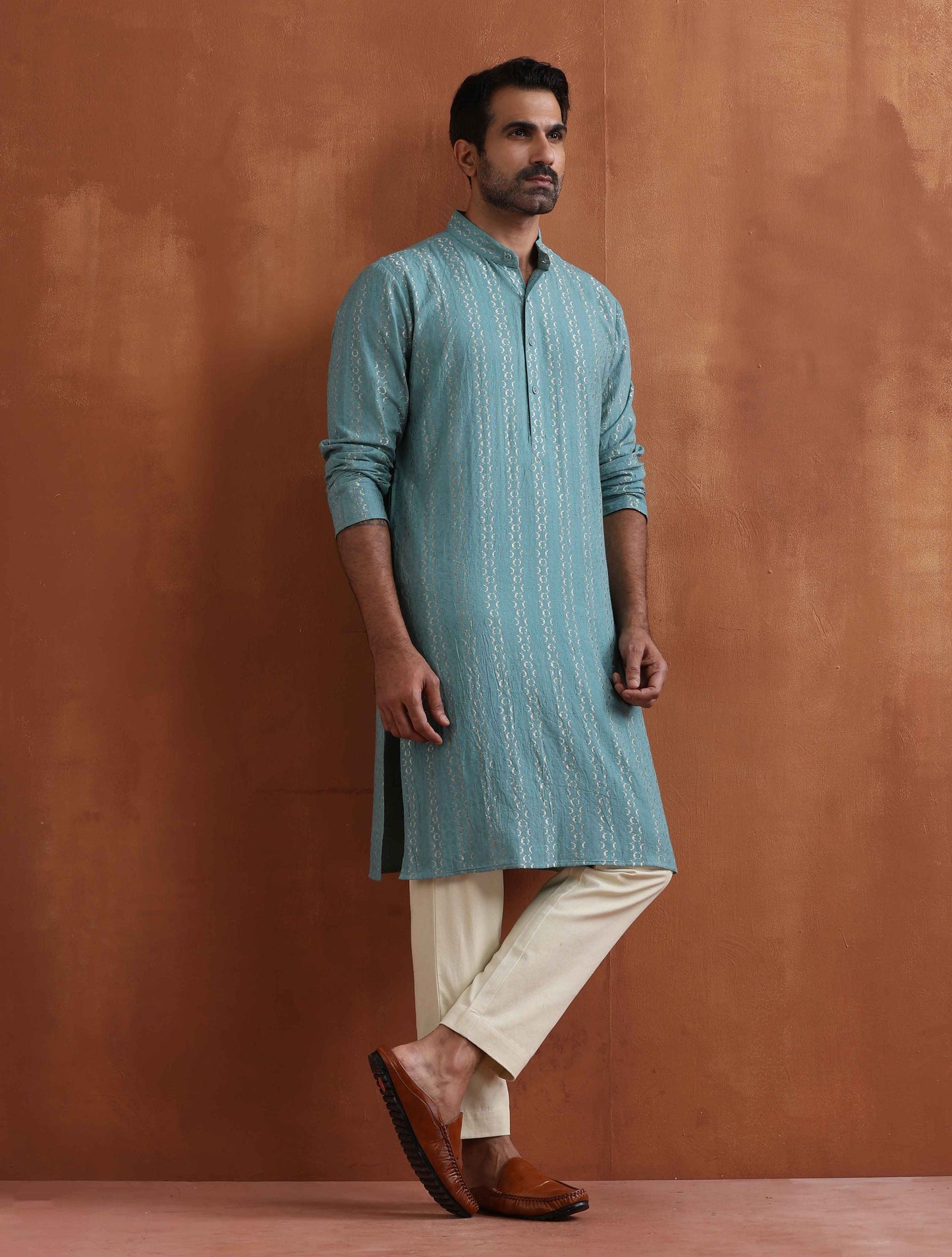 trueBrowns Men's Green Textured Cotton Dobby Kurta | Swadesiicart