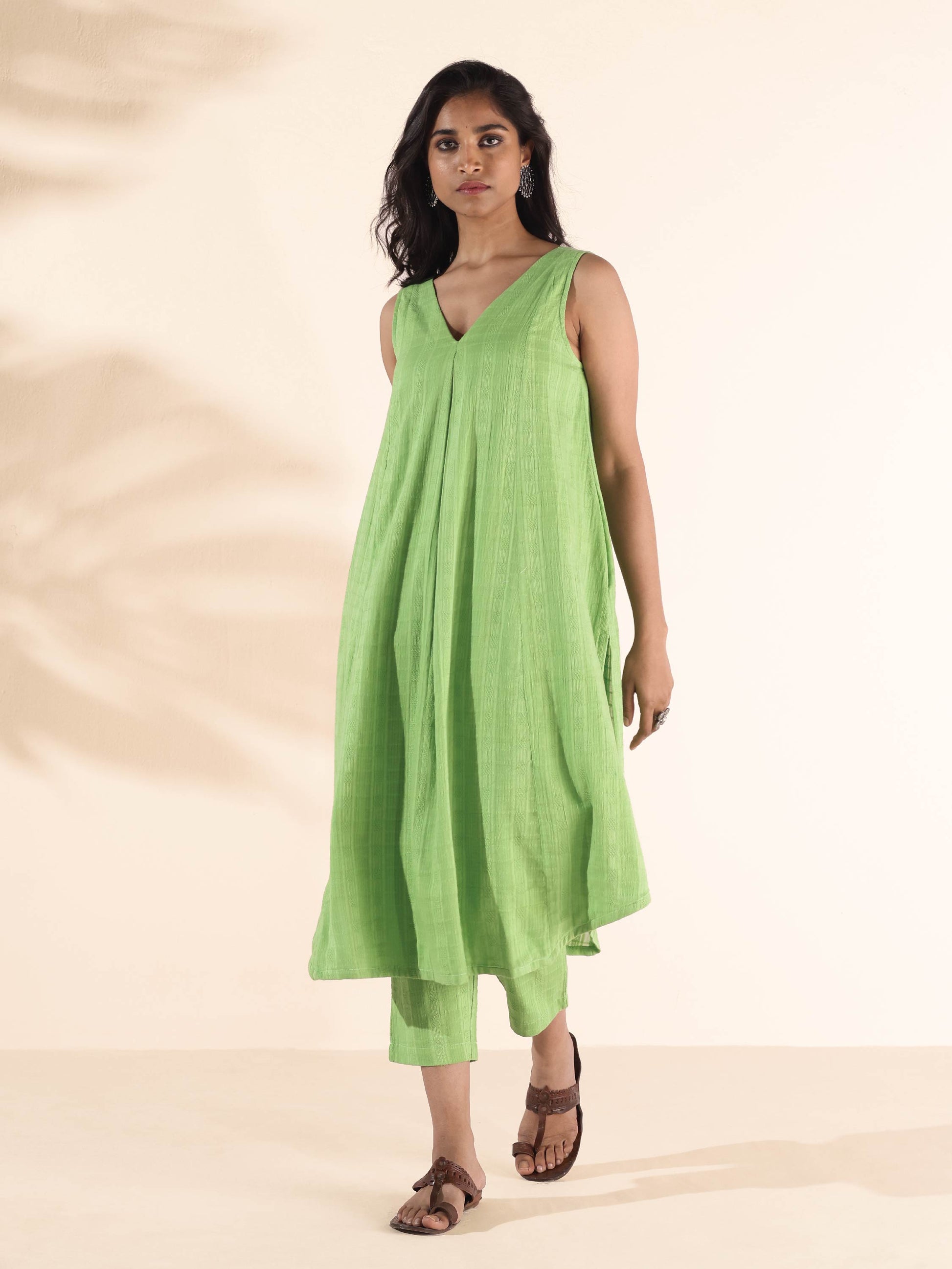 trueBrowns Green Cotton Dobby Sleeveless Kurta Pant Set | Swadesiicart