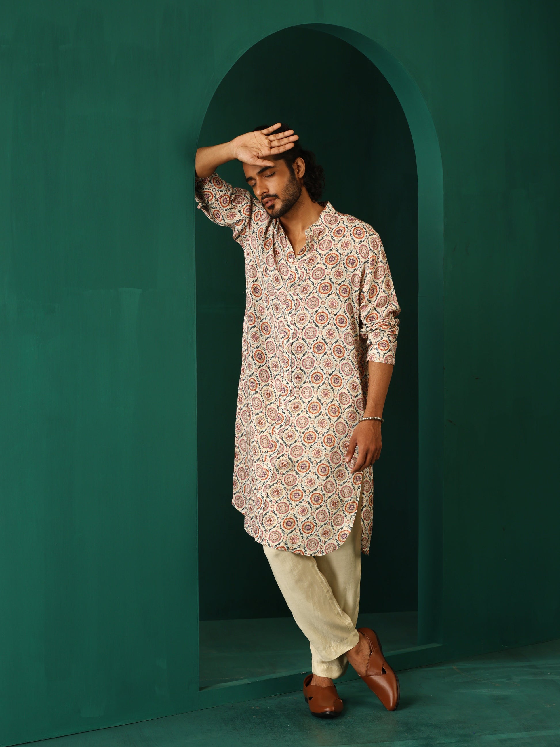 trueBrowns Men's Off White Circle Floral Muslin Silk Printed Long Kurta | Swadesiicart