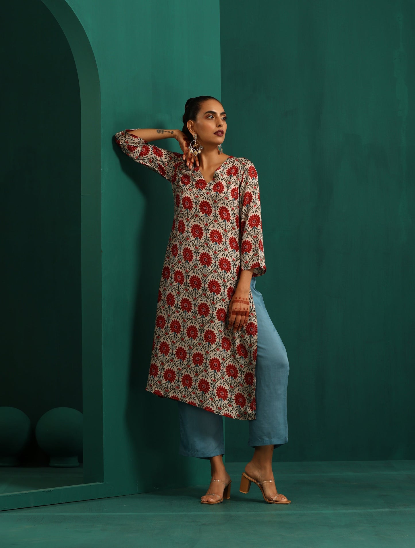 trueBrowns Ivory Red Circle Floral Muslin Silk Printed V-Neck Kurta Pant Set | Swadesiicart