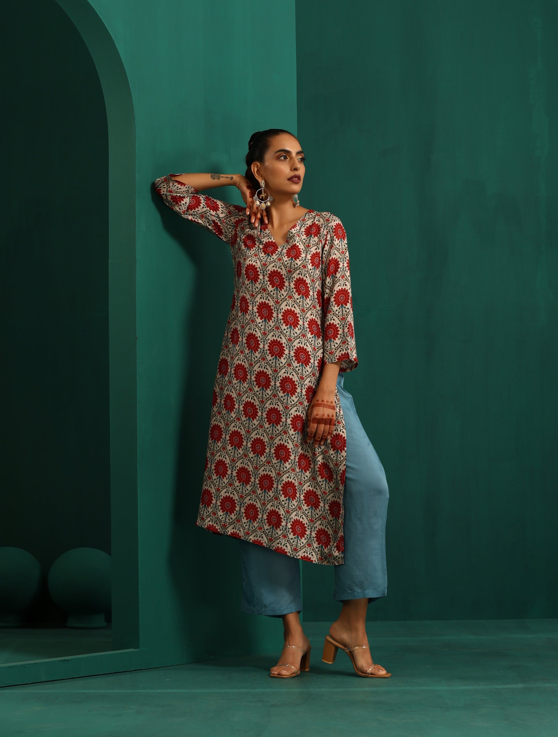 trueBrowns Ivory Red Circle Floral Muslin Silk Printed V-Neck Kurta Pant Set | Swadesiicart