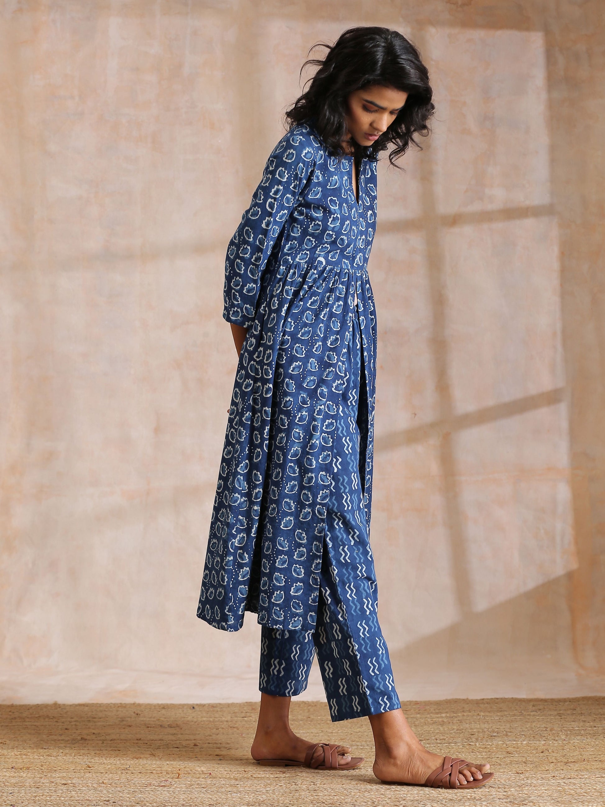 trueBrowns Indigo Dabu Floral Print Cotton Kurta Pant Set | Swadesiicart