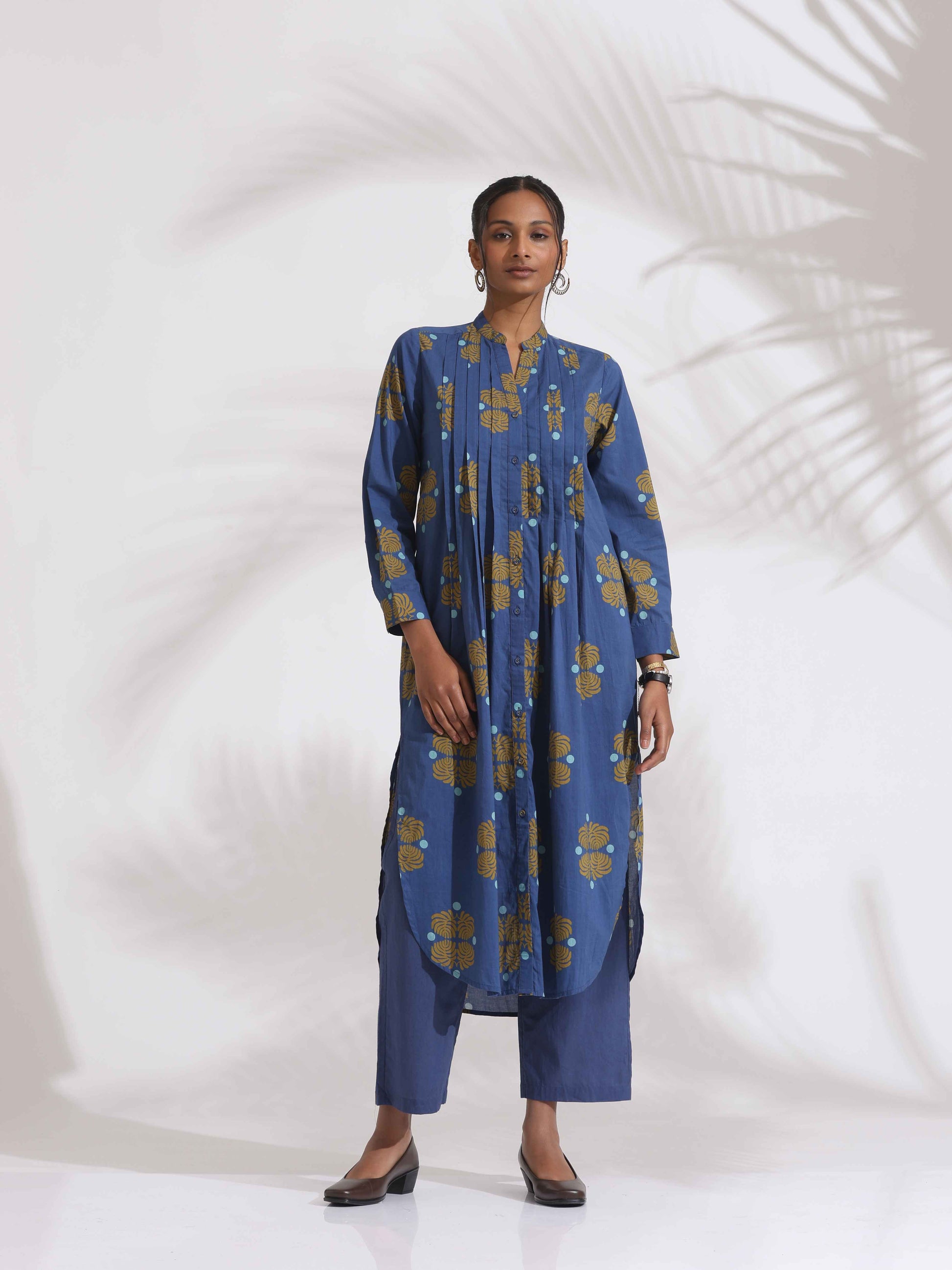 trueBrowns Blue Cotton Print Pleated Kurta Set | Swadesiicart