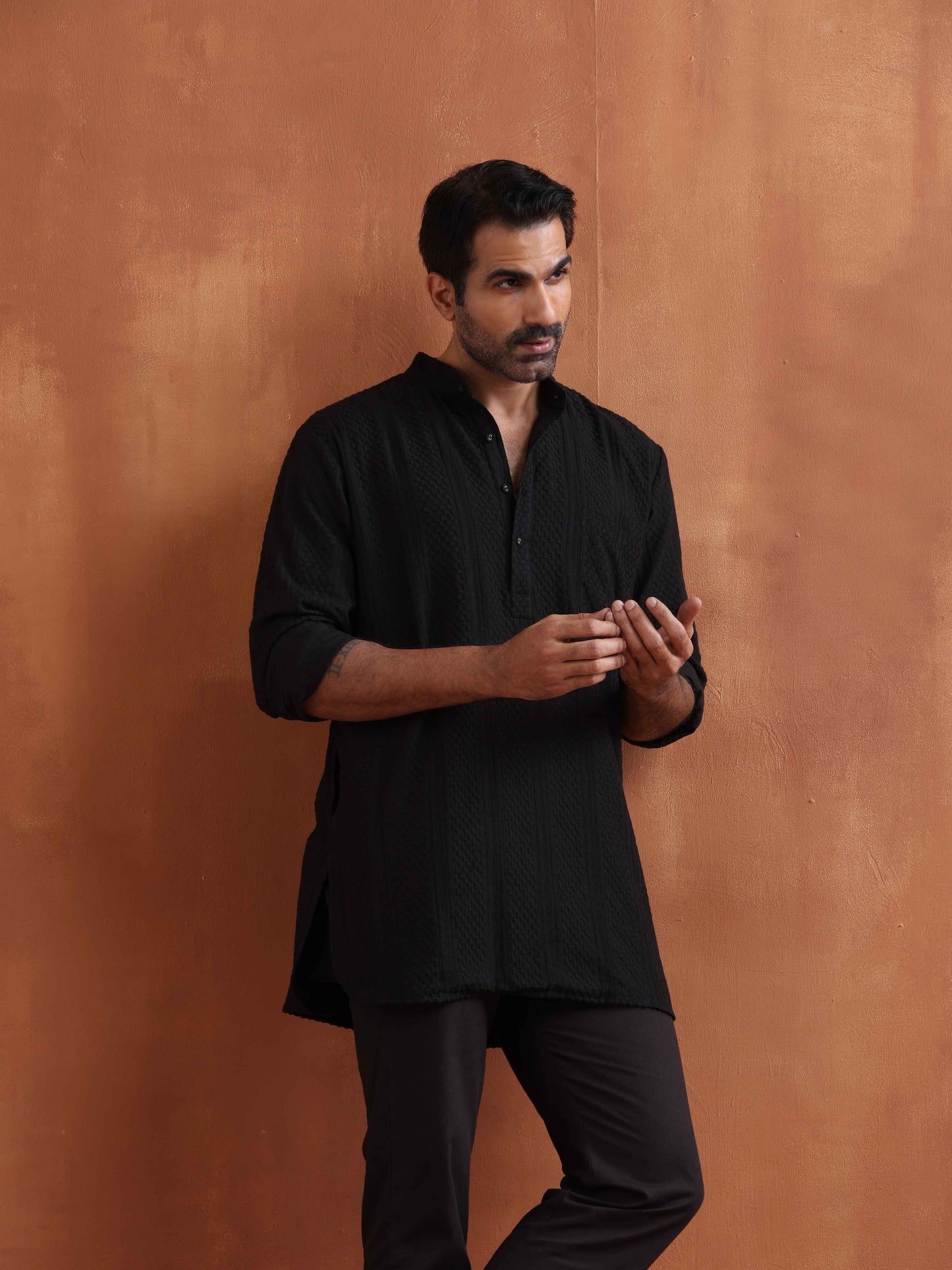 trueBrowns Men's Black Textured Cotton Dobby Short Kurta | Swadesiicart
