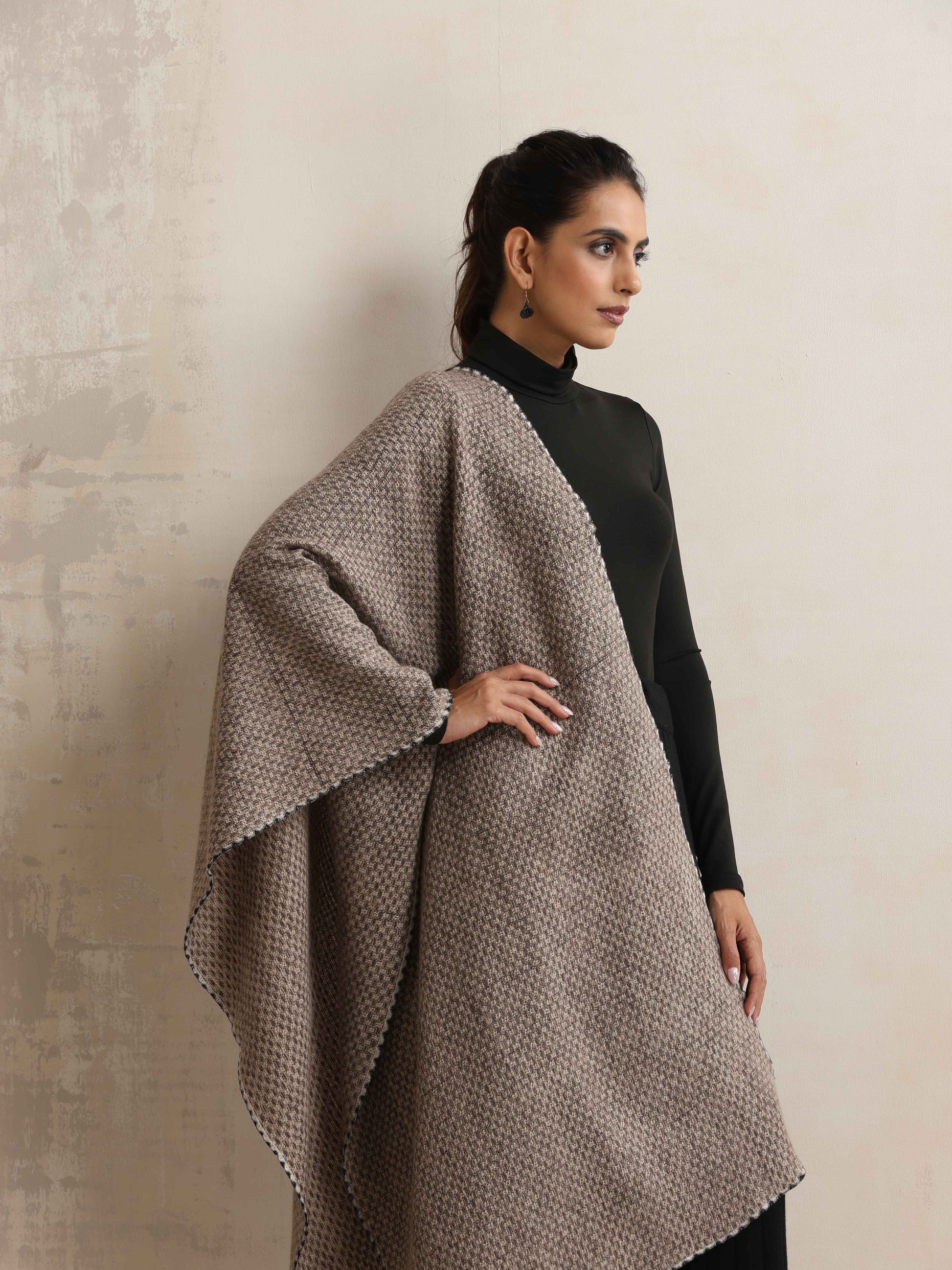 trueBrowns Grey Check Woollen Stole | Swadesiicart
