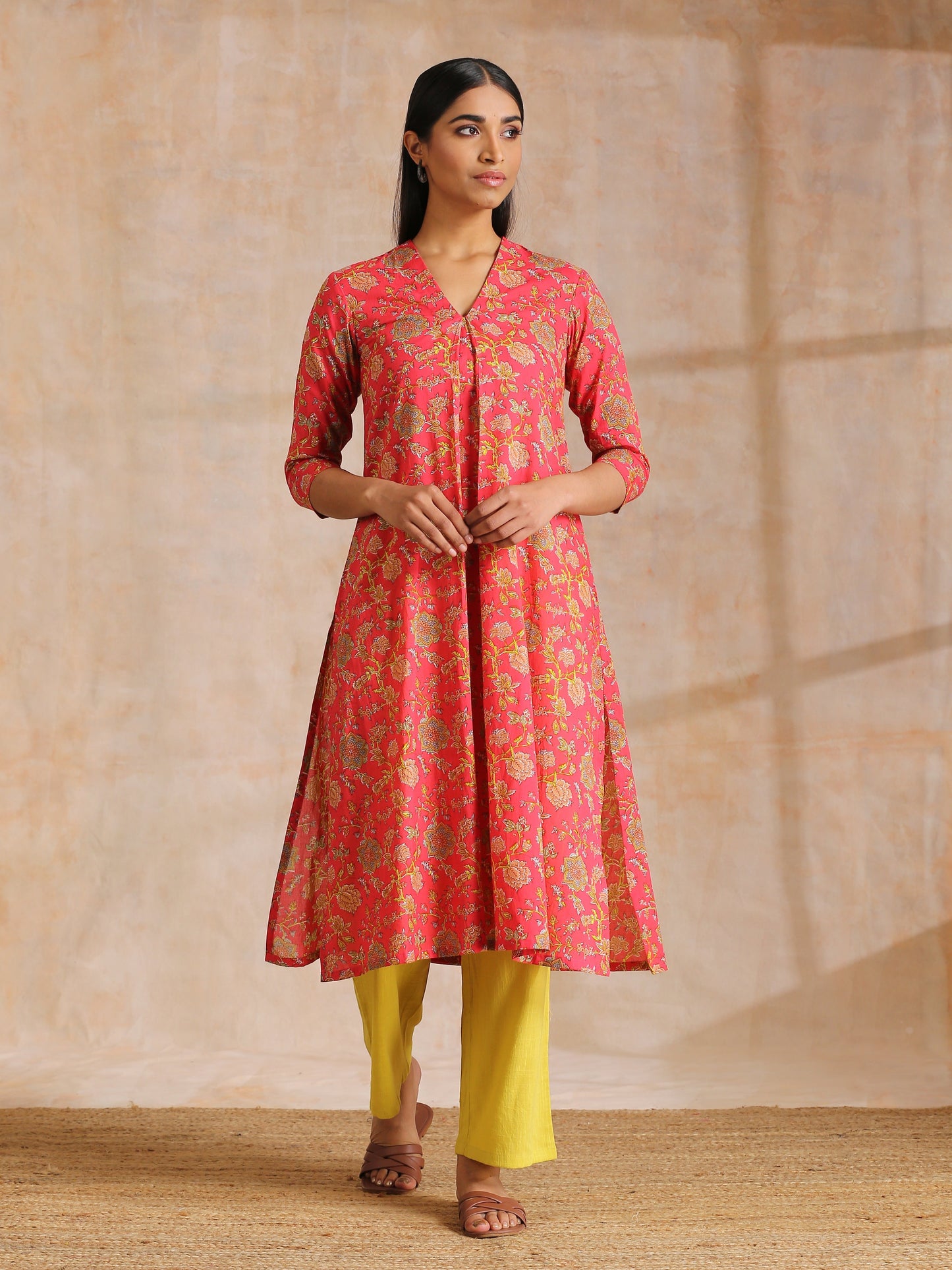 trueBrowns Flamingo Pink Overall Floral Block Print Cotton Slit Kurta Pant Set | Swadesiicart