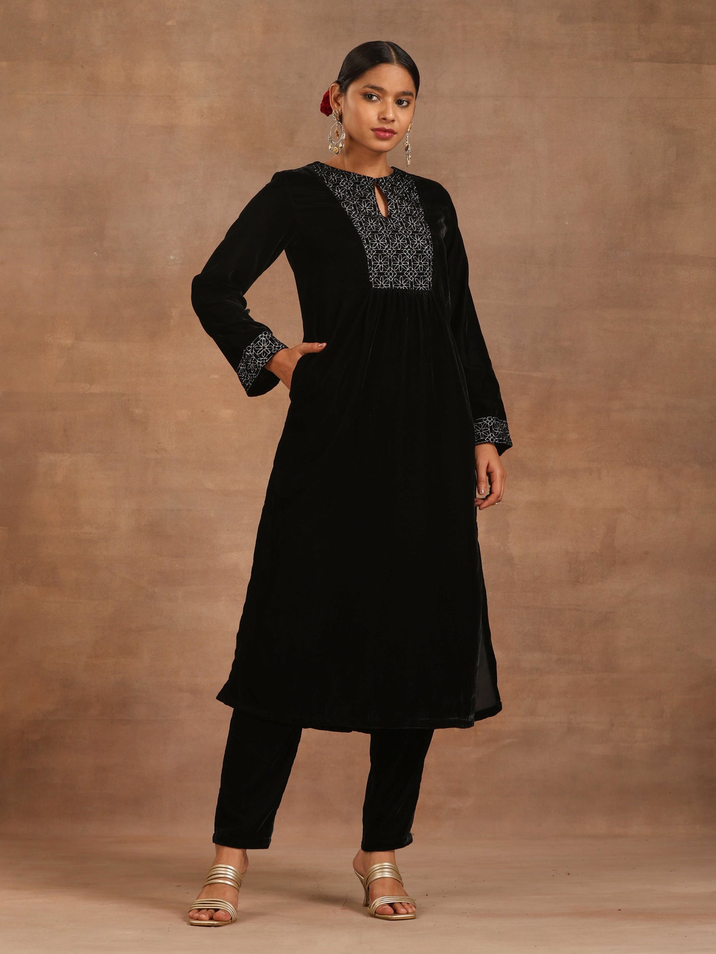 trueBrowns Black Velvet Embroidered Kurta | Swadesiicart