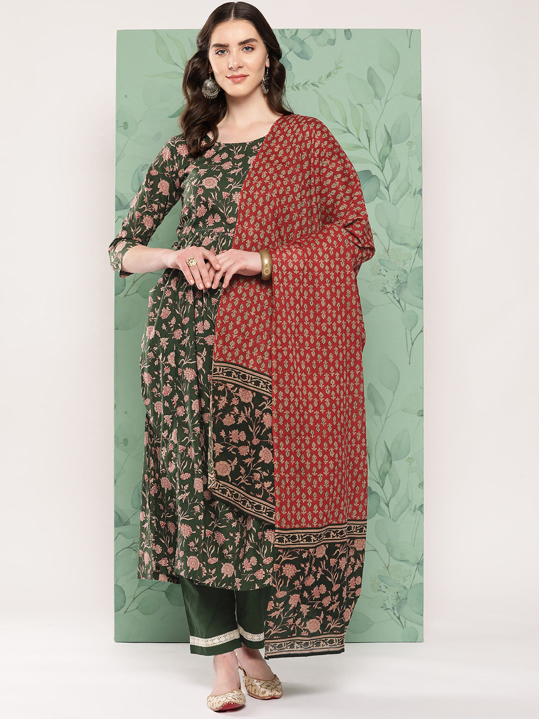 InWeave Women's Green Floral Motif Nyra Kurta Set With Dupatta - Swadesiicart
