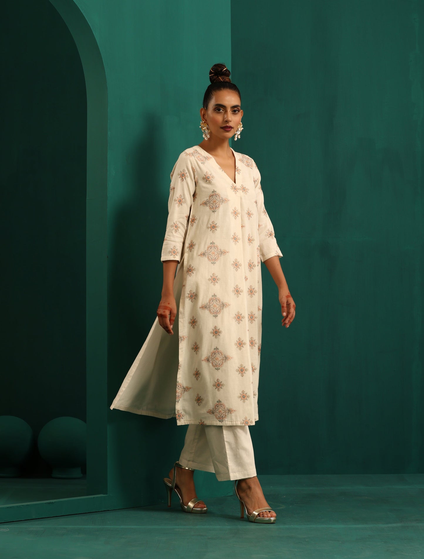 trueBrowns Ivory Peach Cotton Front Pleat Kurta Pant Set | Swadesiicart