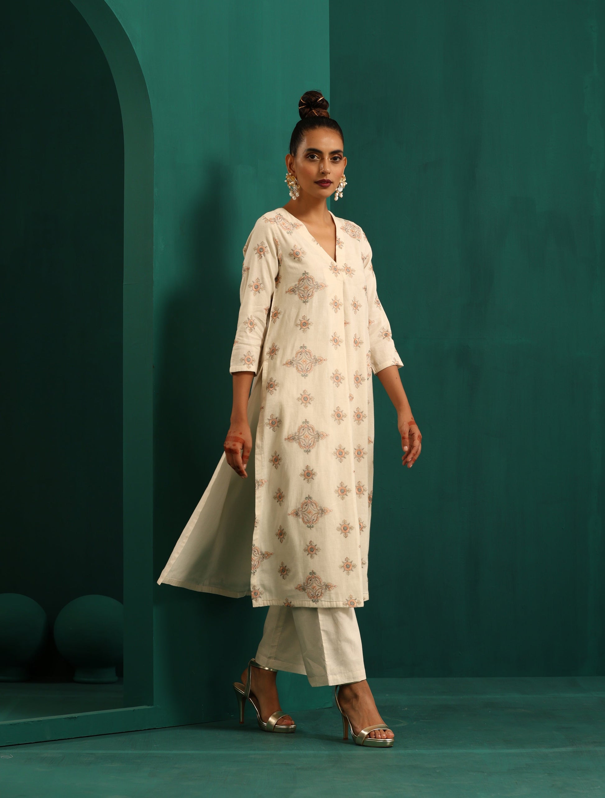 trueBrowns Ivory Peach Cotton Front Pleat Kurta Pant Set | Swadesiicart