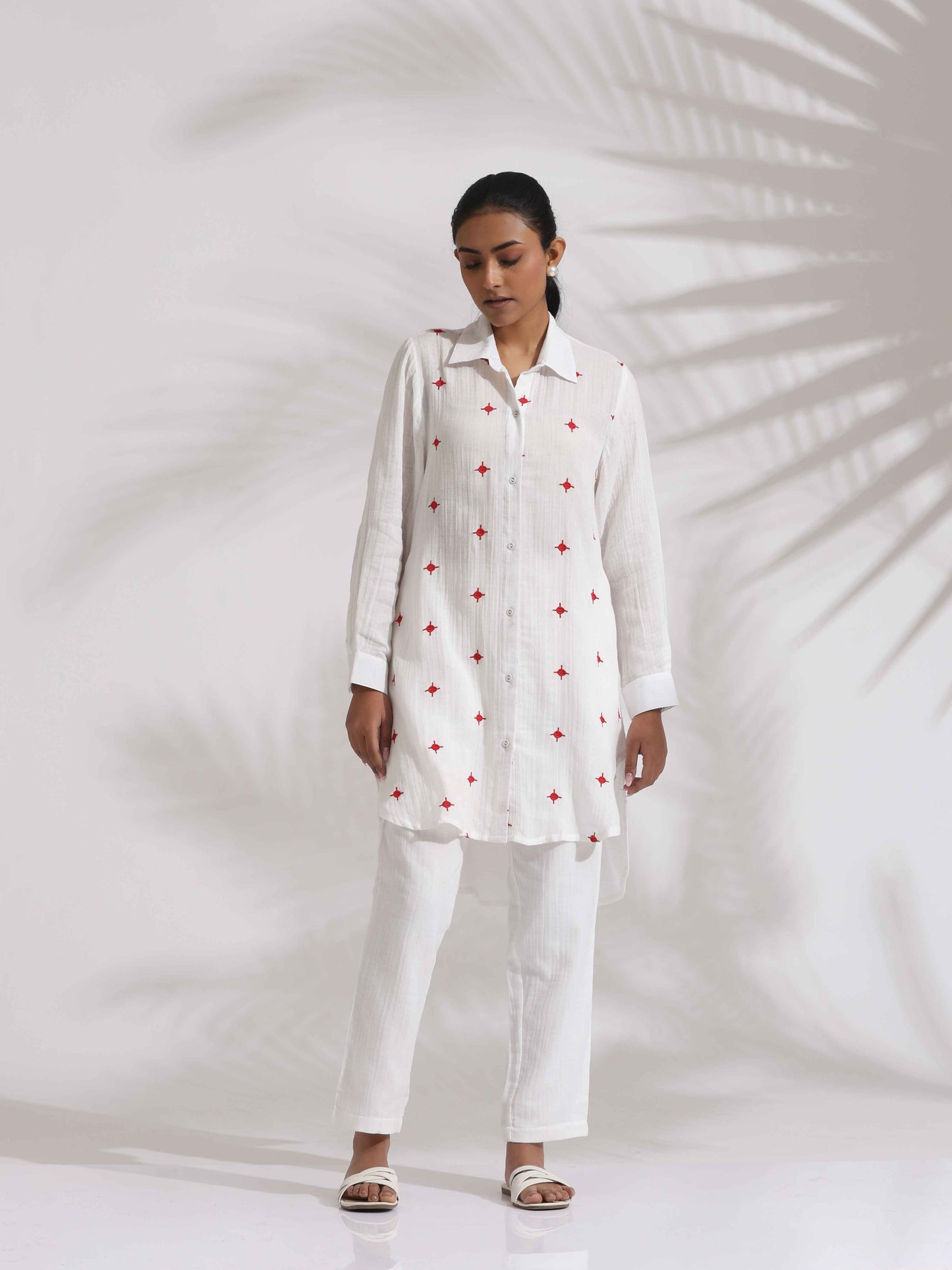 trueBrowns White Cotton Embroidered Kurta Co-ord Set - Swadesiicart