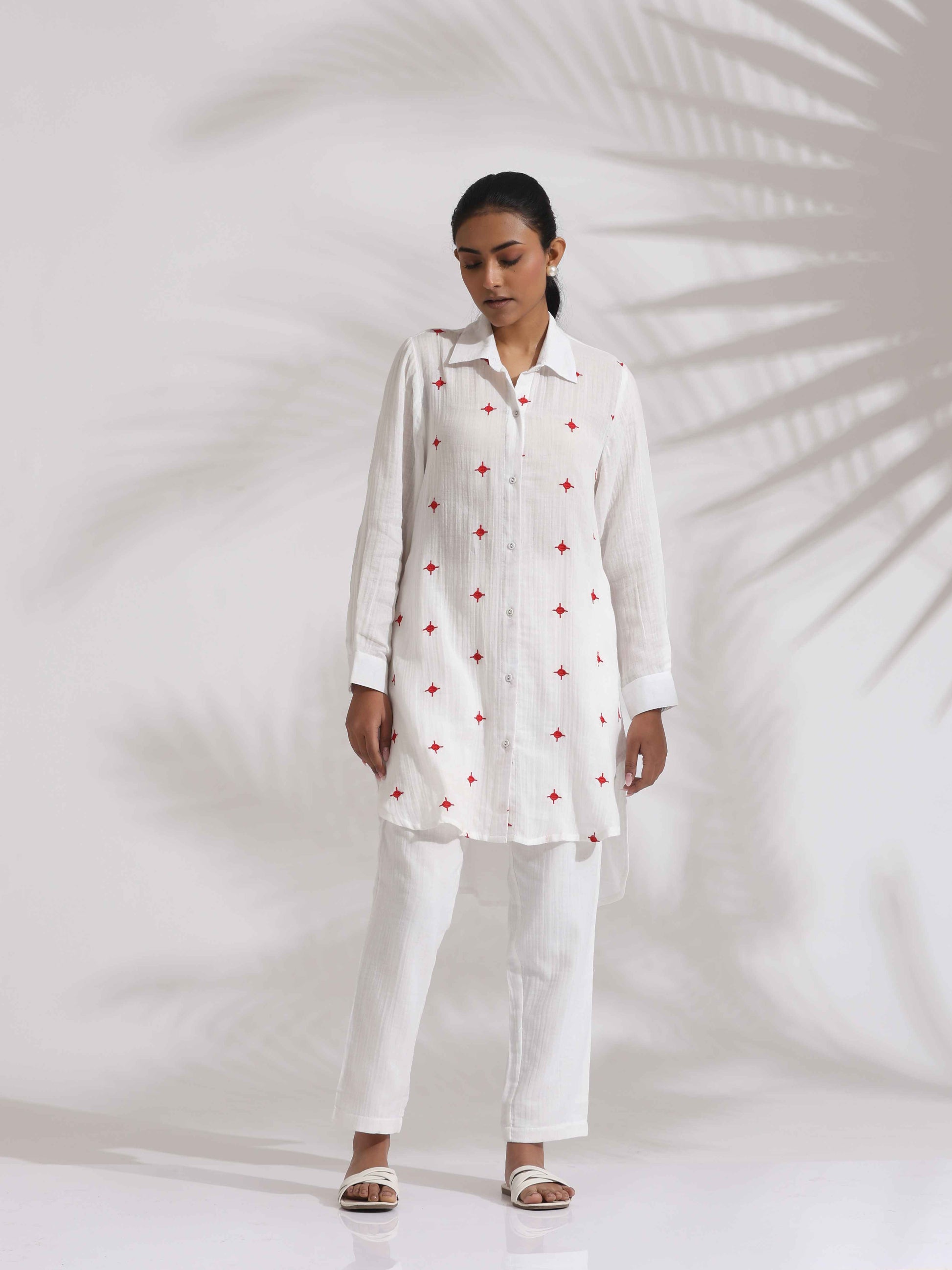 trueBrowns White Cotton Embroidered Kurta Co-ord Set - Swadesiicart