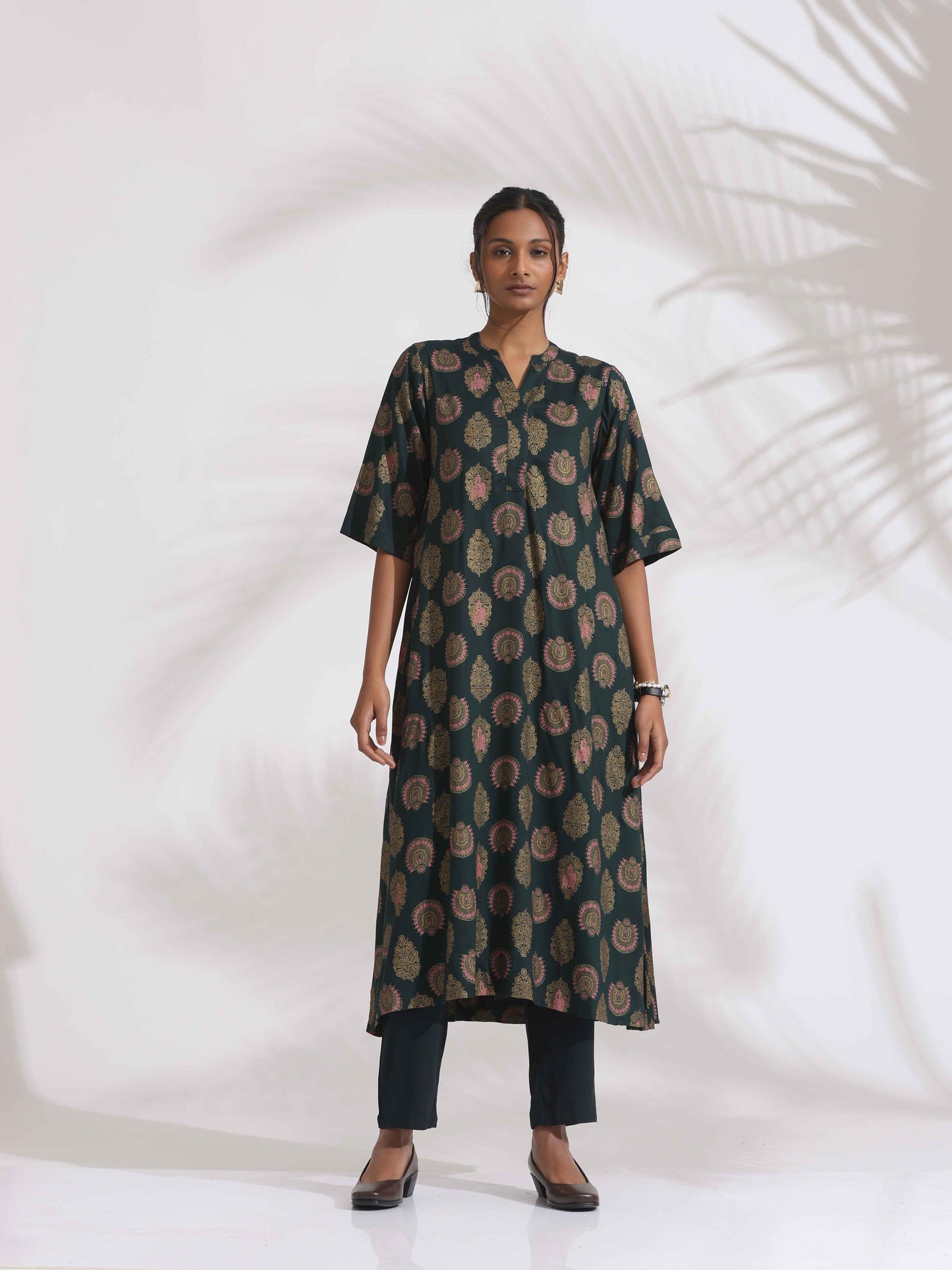 trueBrowns Green Foil Print Cotton Kurta Set | Swadesiicart