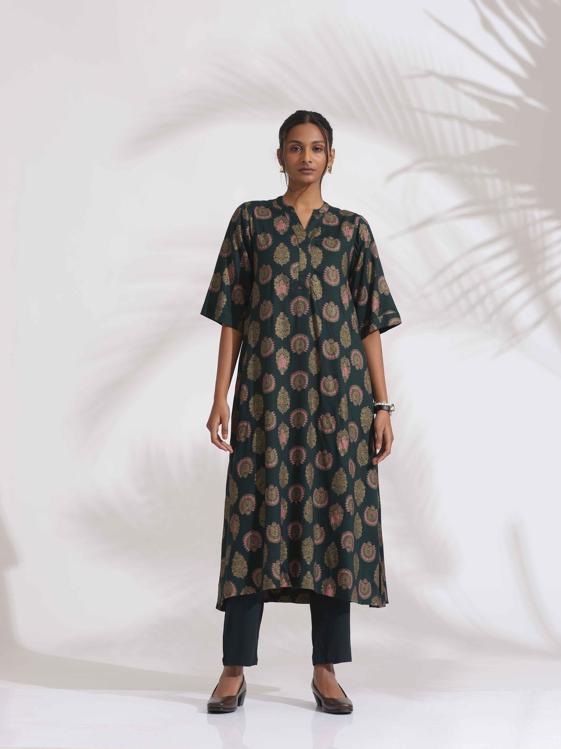 trueBrowns Green Foil Print Cotton Kurta Set | Swadesiicart