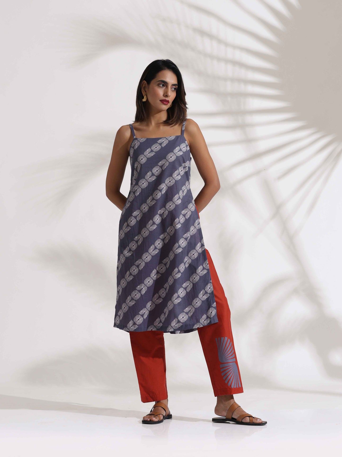 trueBrowns Grey Cotton Print Highslit Kurta Set | Swadesiicart