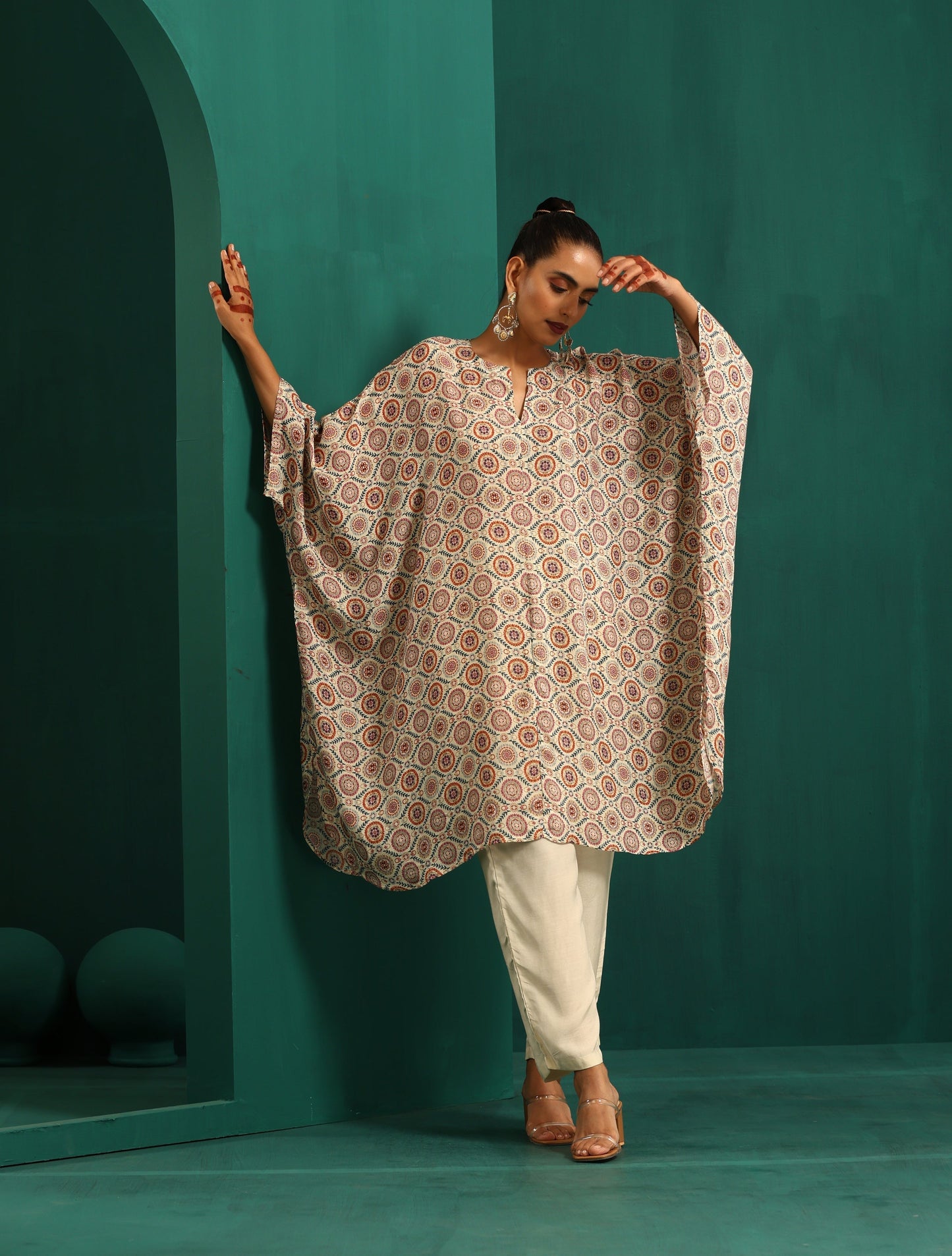 trueBrowns Off White Circle Floral Muslin Silk Printed Kaftan Pant Set | Swadesiicart