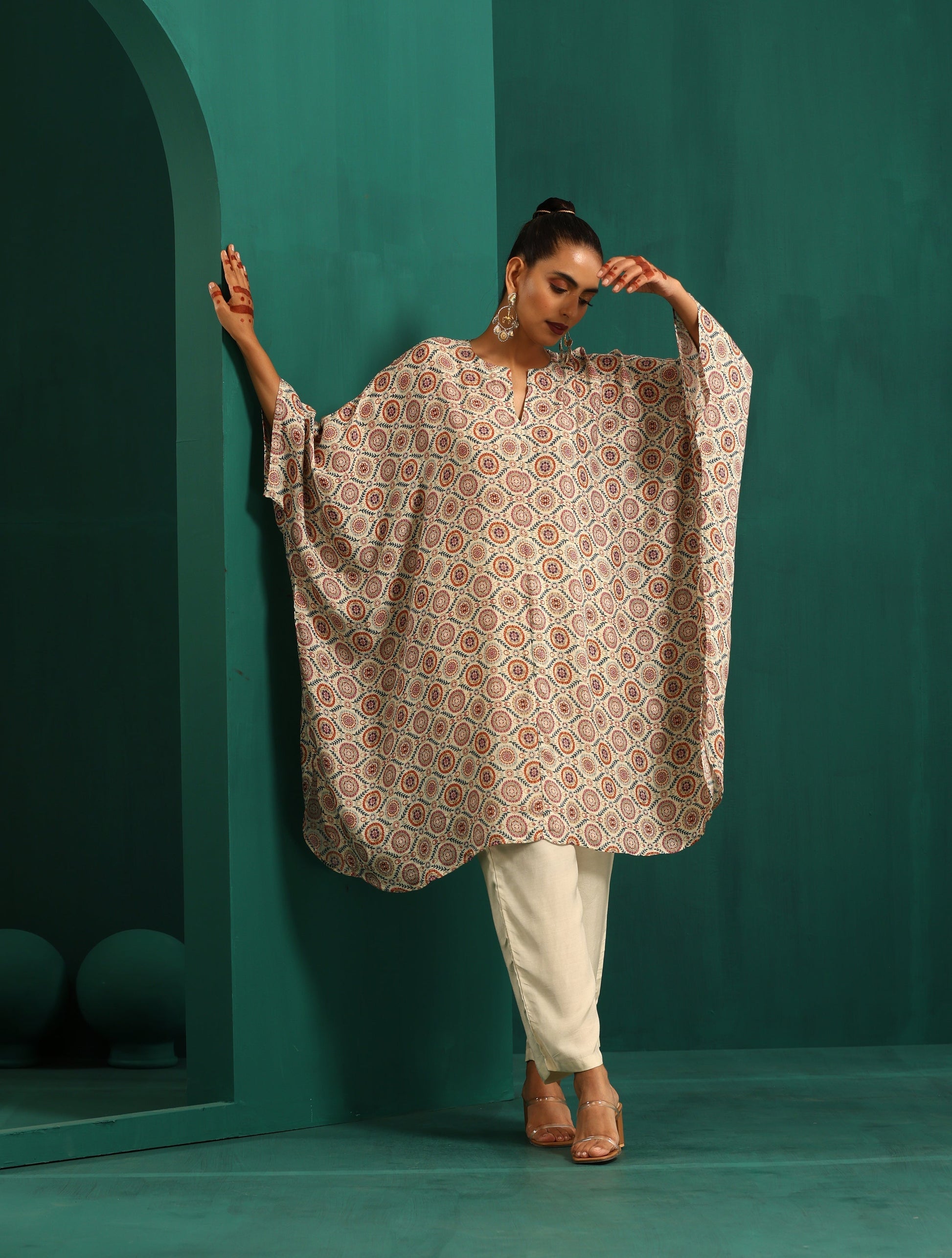 trueBrowns Off White Circle Floral Muslin Silk Printed Kaftan Pant Set | Swadesiicart