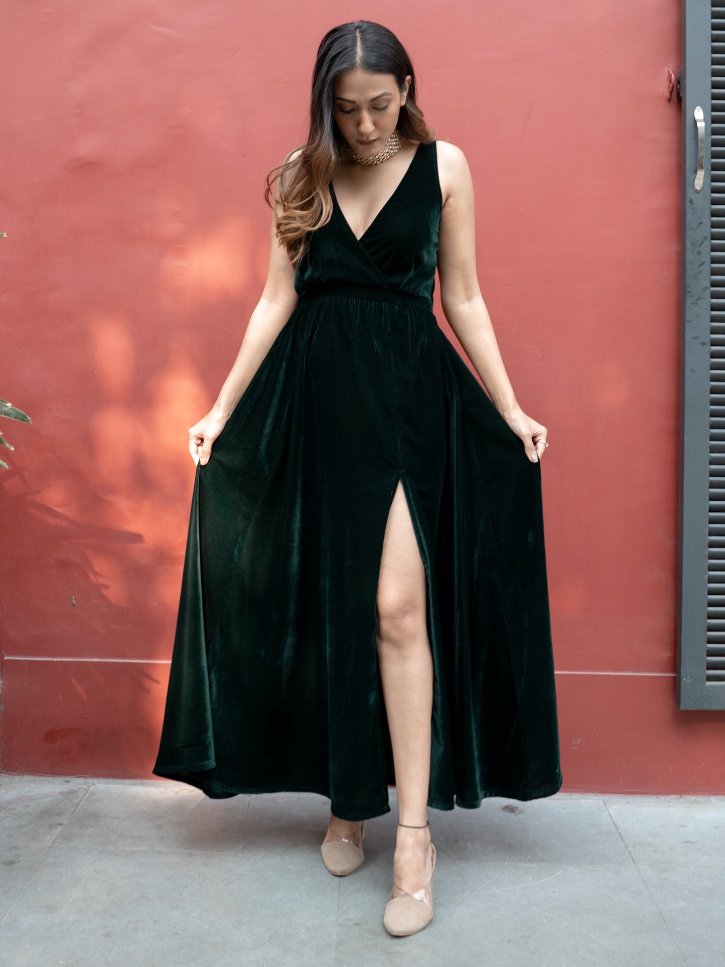 trueBrowns Dark Green Velvet Sleeveless Dress | Swadesiicart