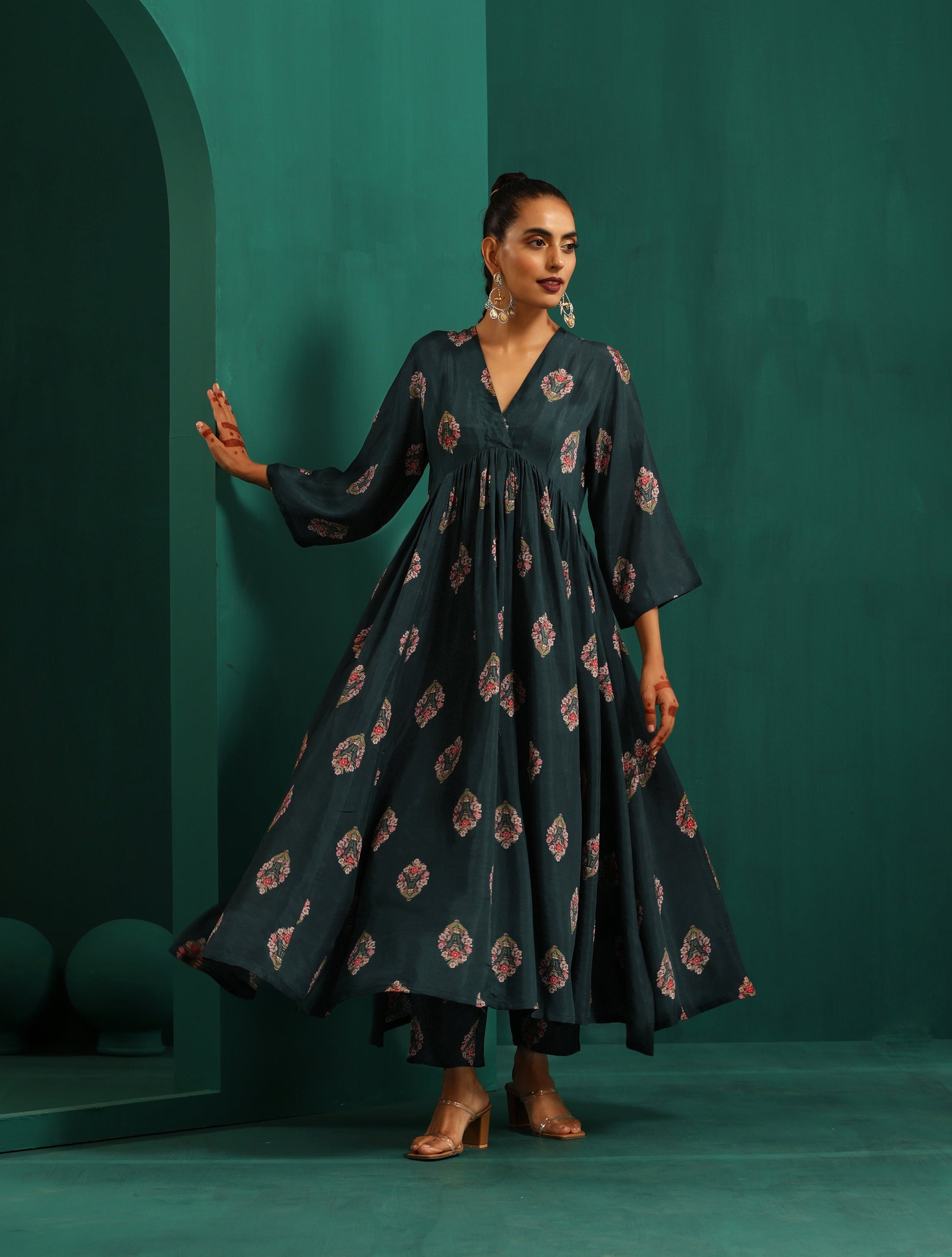 trueBrowns Deep Blue Floral Bunch Muslin Silk Printed V-Neck Waist Gathered Kurta Pant Set | Swadesiicart