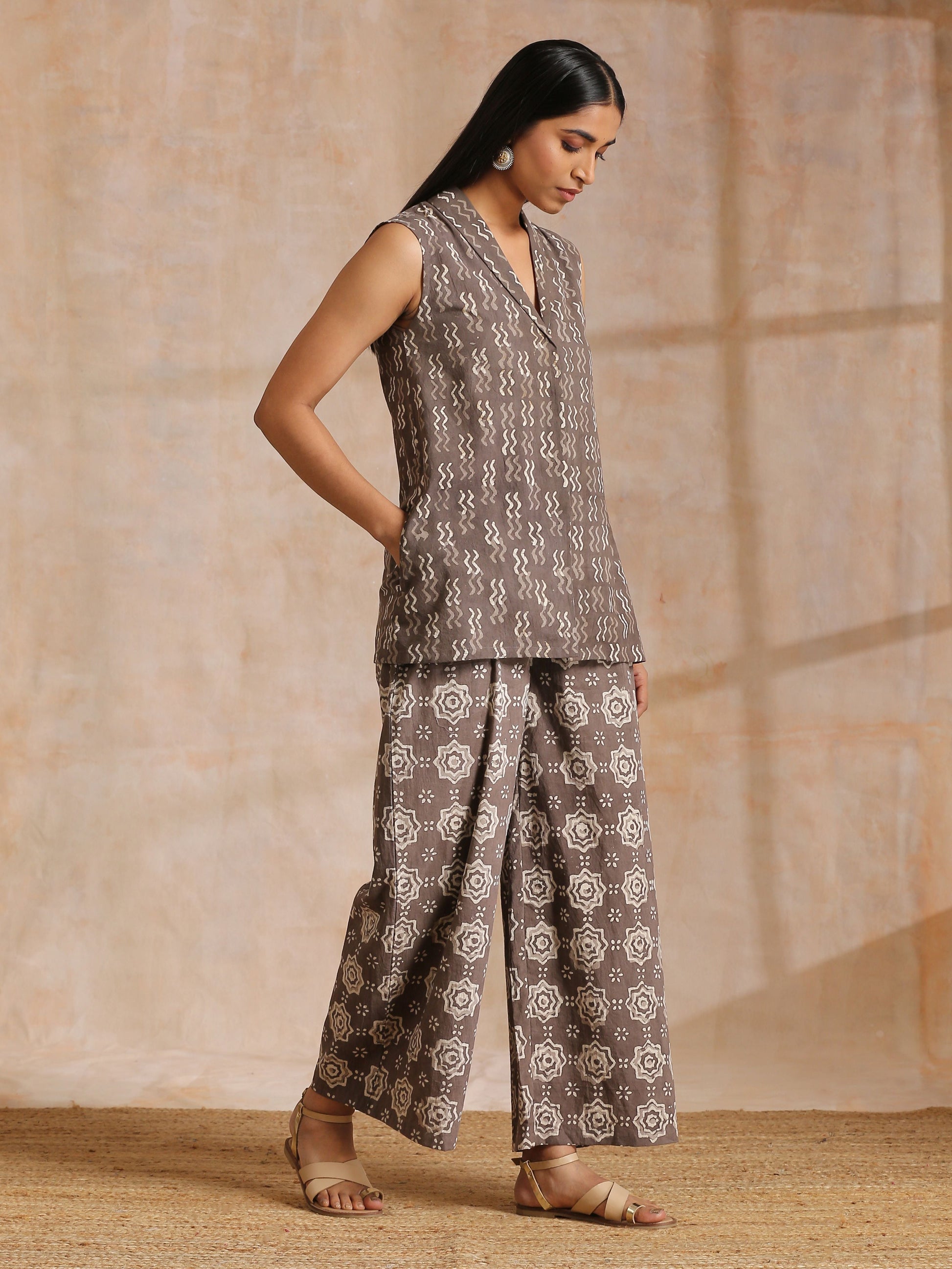 trueBrowns Clay Dabu Zig-Zag Motifs Print Cotton Sleeveless Jacket Pant Set | Swadesiicart