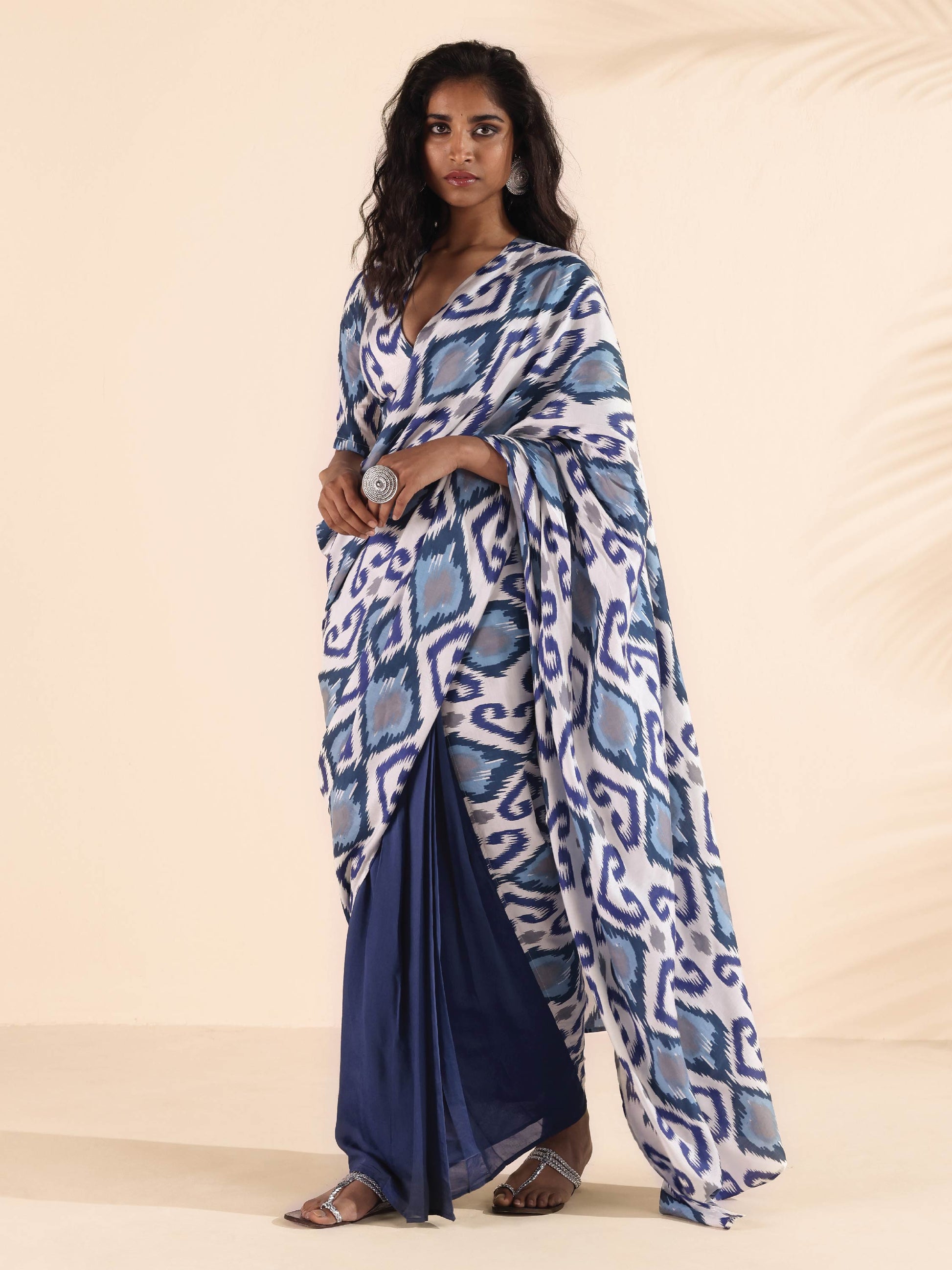 trueBrowns Blue White Muslin Ikat Ready to Wear Saree | Swadesiicart