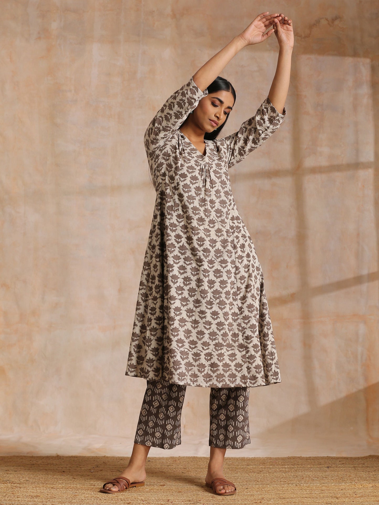 trueBrowns Clay Dabu Buta Print Cotton Front Neck Gathered Kurta Pant Set | Swadesiicart