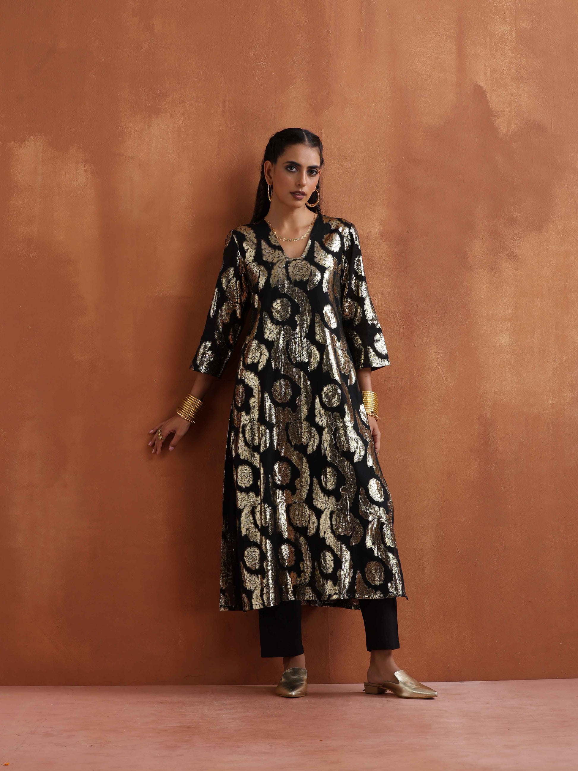 trueBrowns Black Metallic High Slit Kurta Set | Swadesiicart