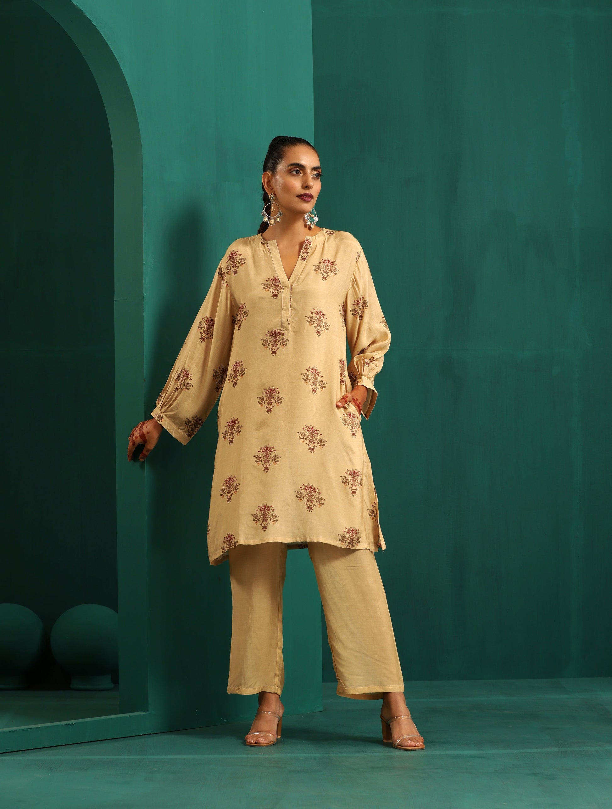trueBrowns Beige Floral Bunch Muslin Silk Printed Relaxed Co-ord Set - Swadesiicart