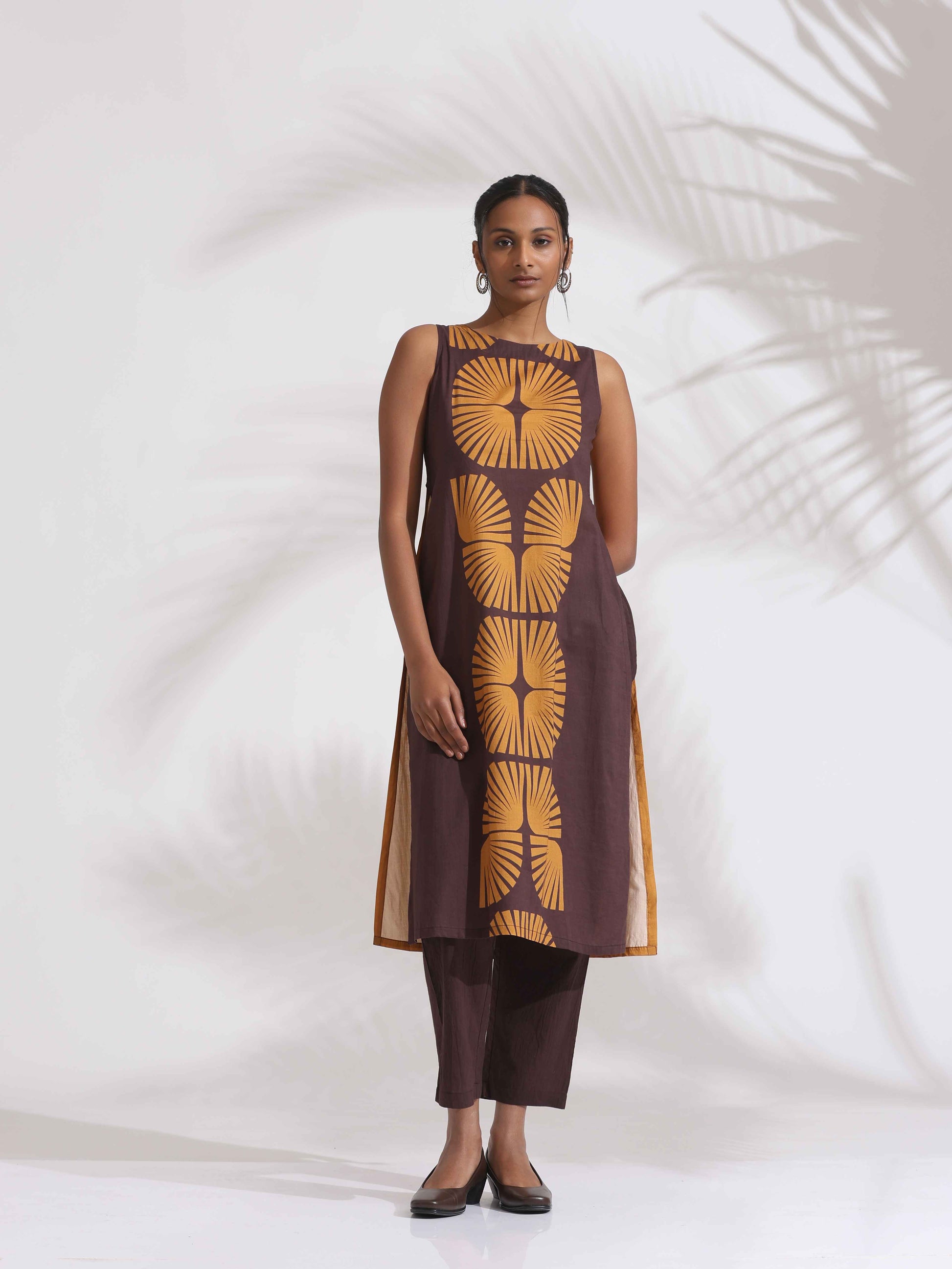 trueBrowns Brown Cotton Print Sleeveless Kurta Set | Swadesiicart