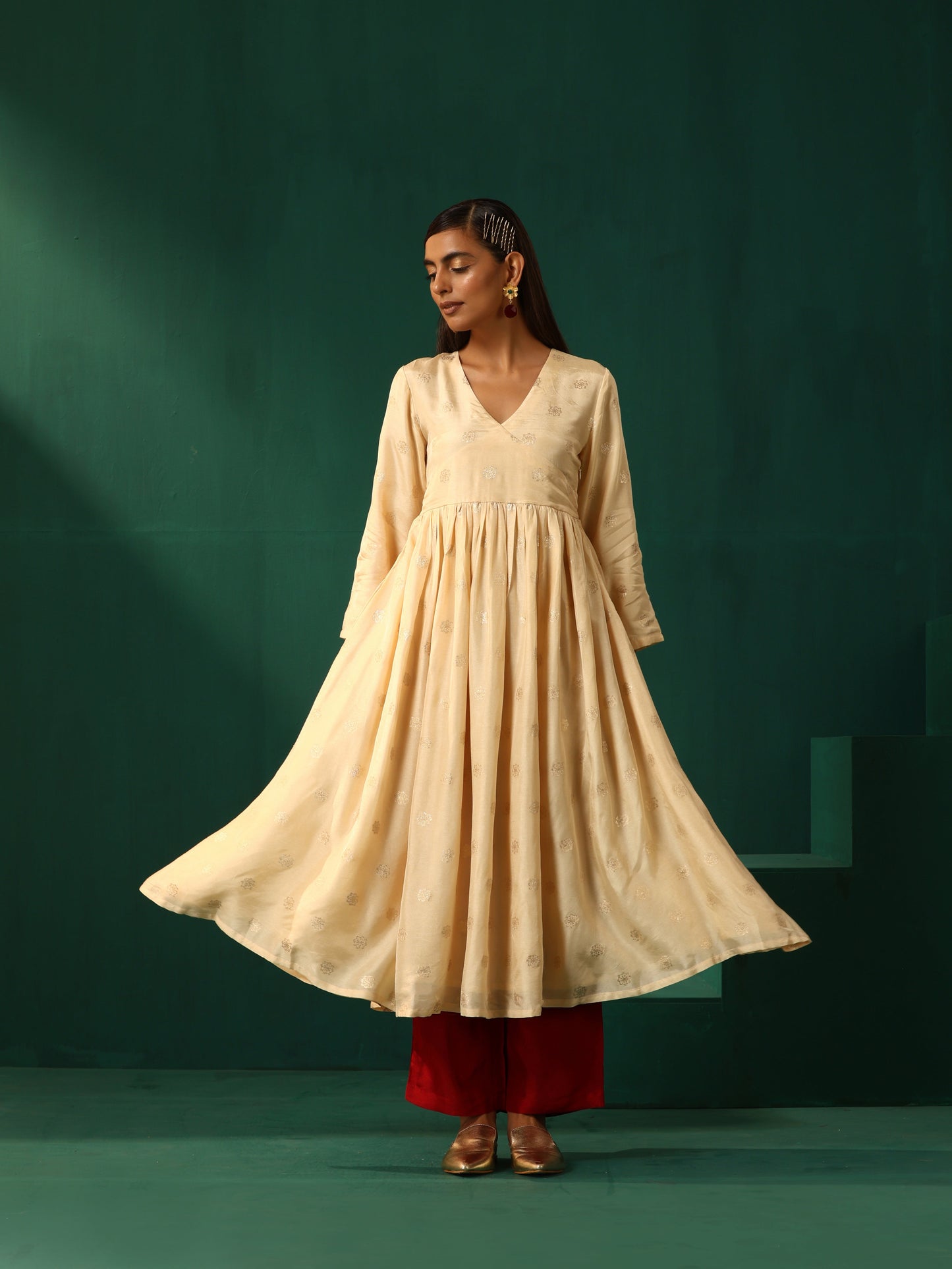 trueBrowns Ivory Geometric Floral Viscose Silk Anarkali Kurta Pant Set | Swadesiicart