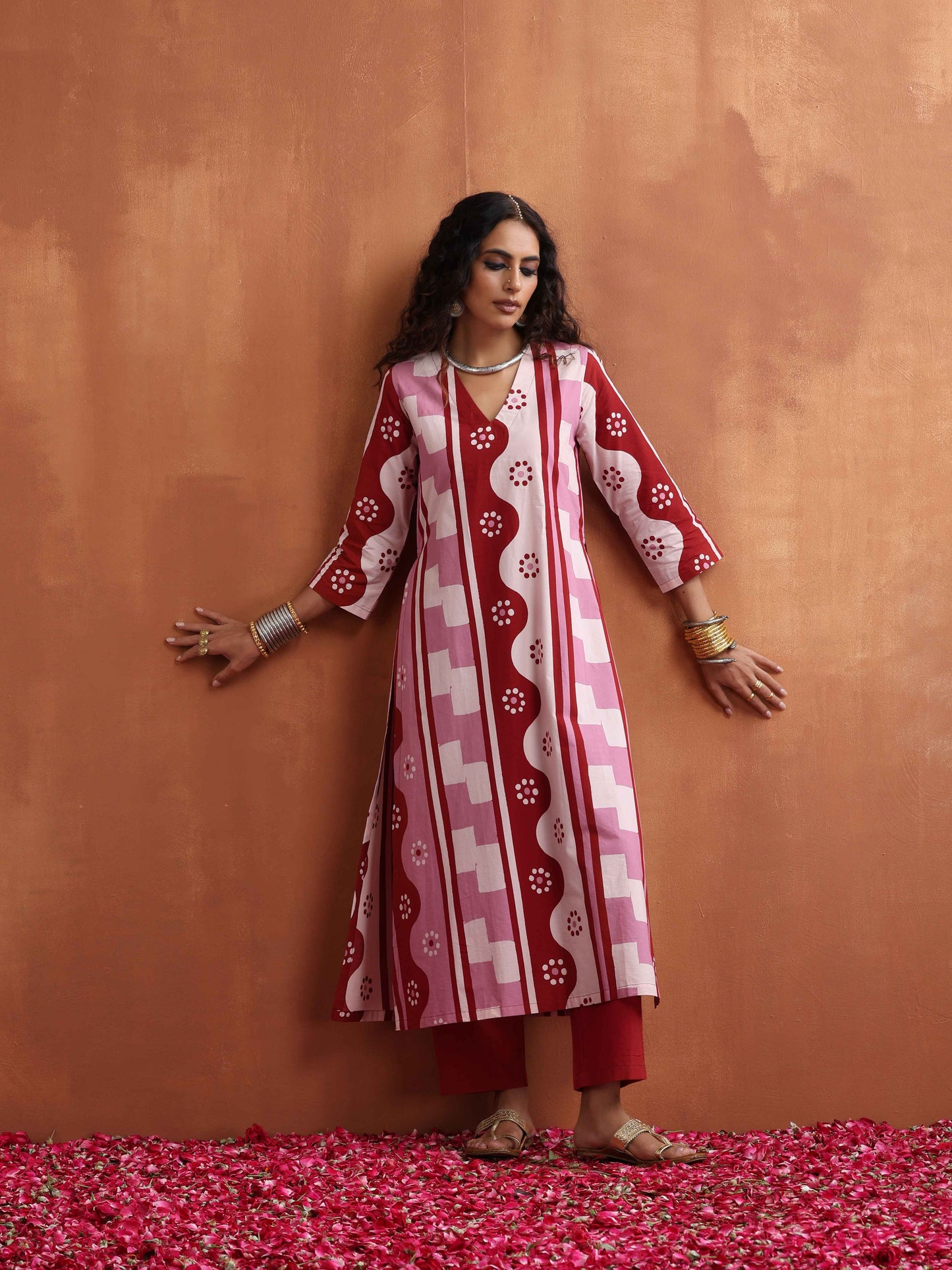 trueBrowns Pink Abstract Print High Slit Kurta Set | Swadesiicart