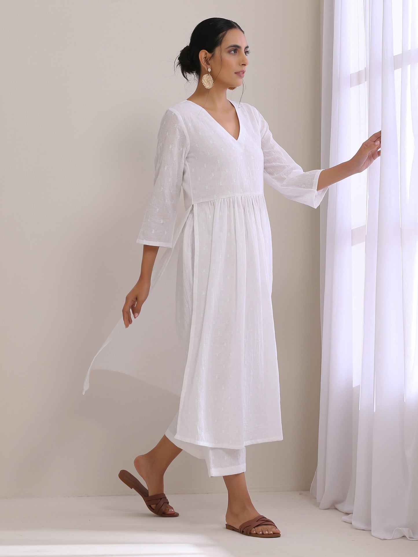trueBrowns White Dobby High Slit Gathered Kurta Set | Swadesiicart