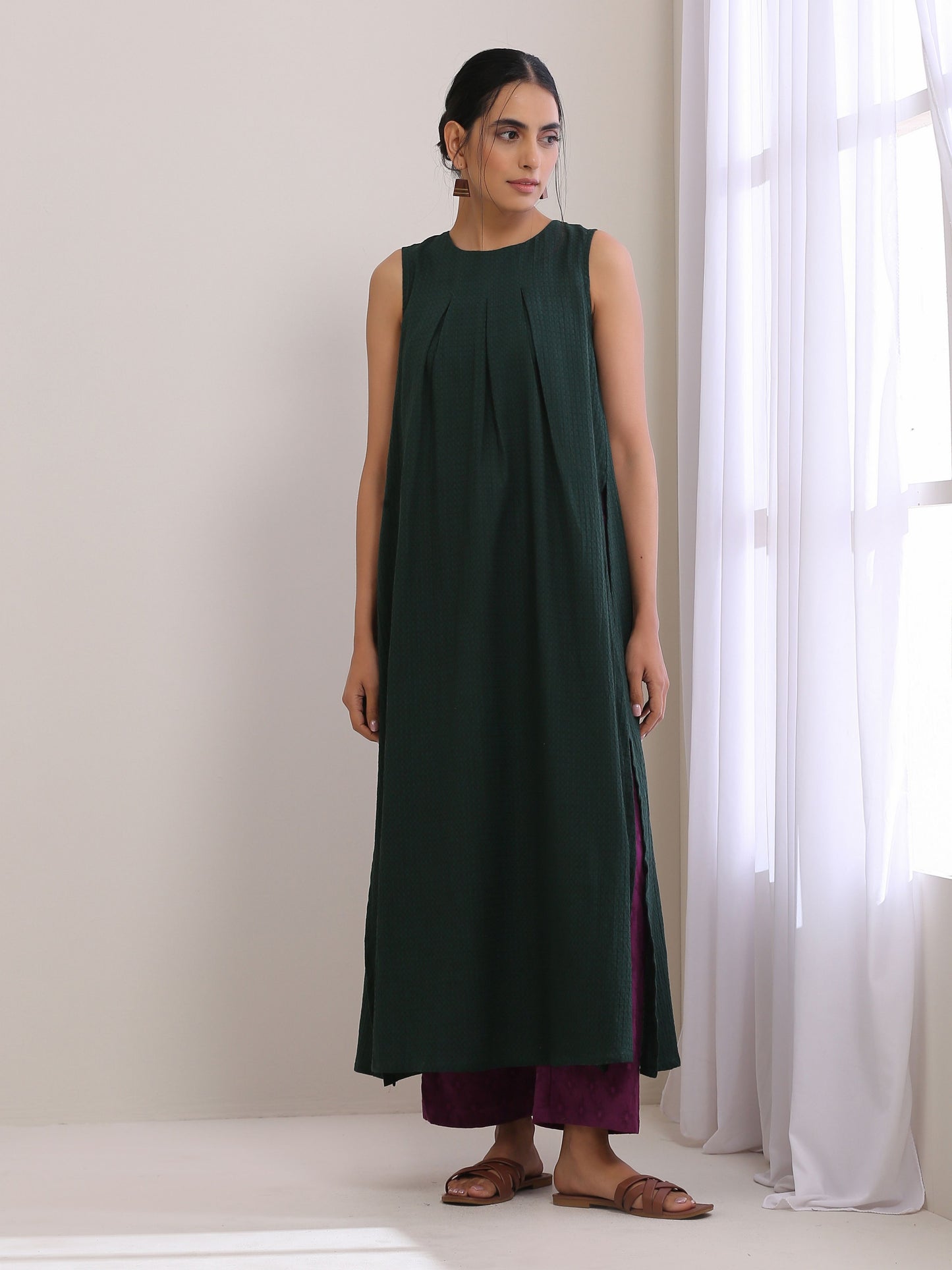 trueBrowns Dark Green Dobby Sleeveless Kurta Pant Set | Swadesiicart