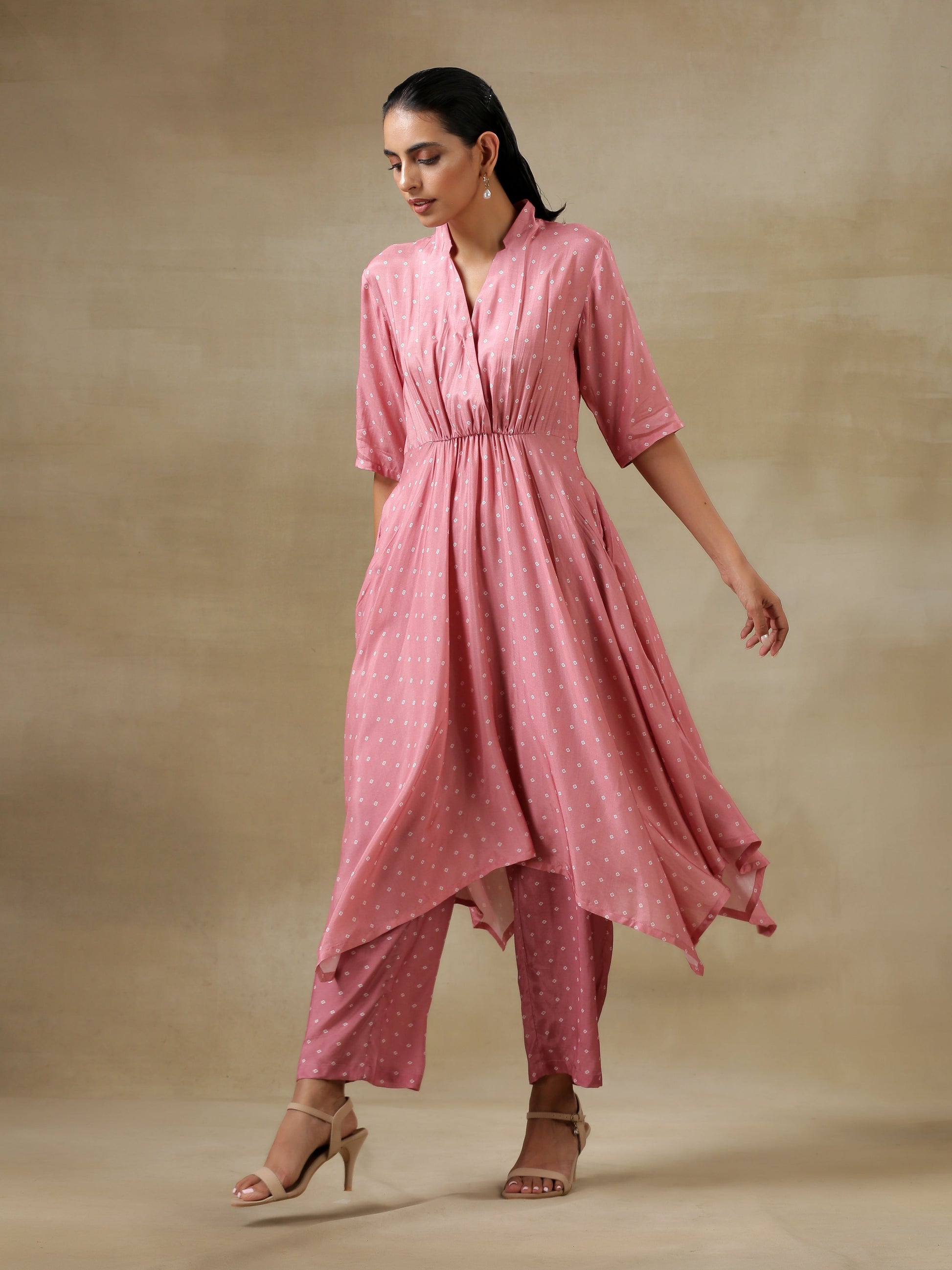 trueBrowns Light Mauve Bandhani Printed Silk Handkerchief Kurta Pant Set | Swadesiicart