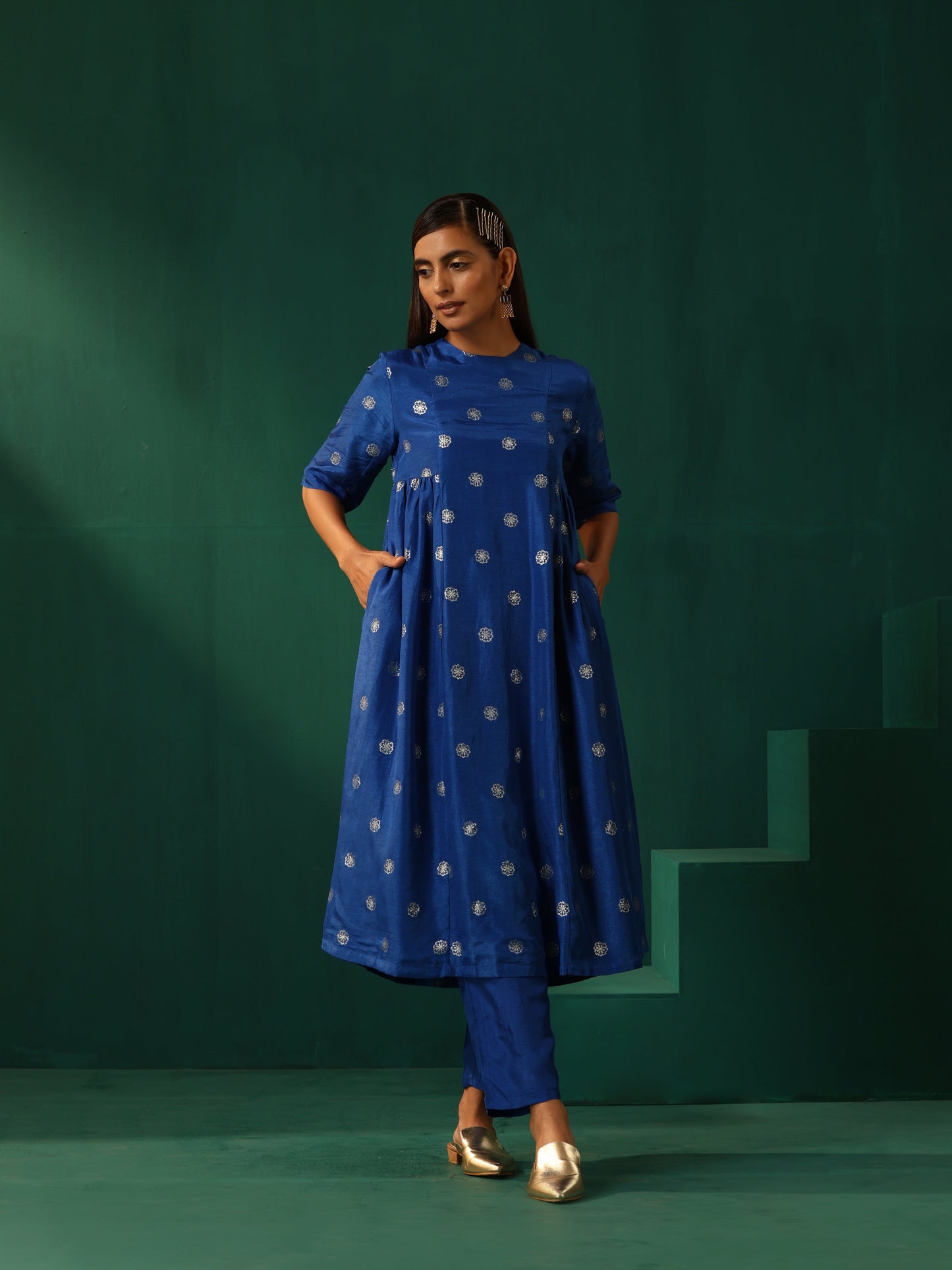trueBrowns Royal Blue Geometric Floral Viscose Silk Side Gathered Kurta Pant Set | Swadesiicart