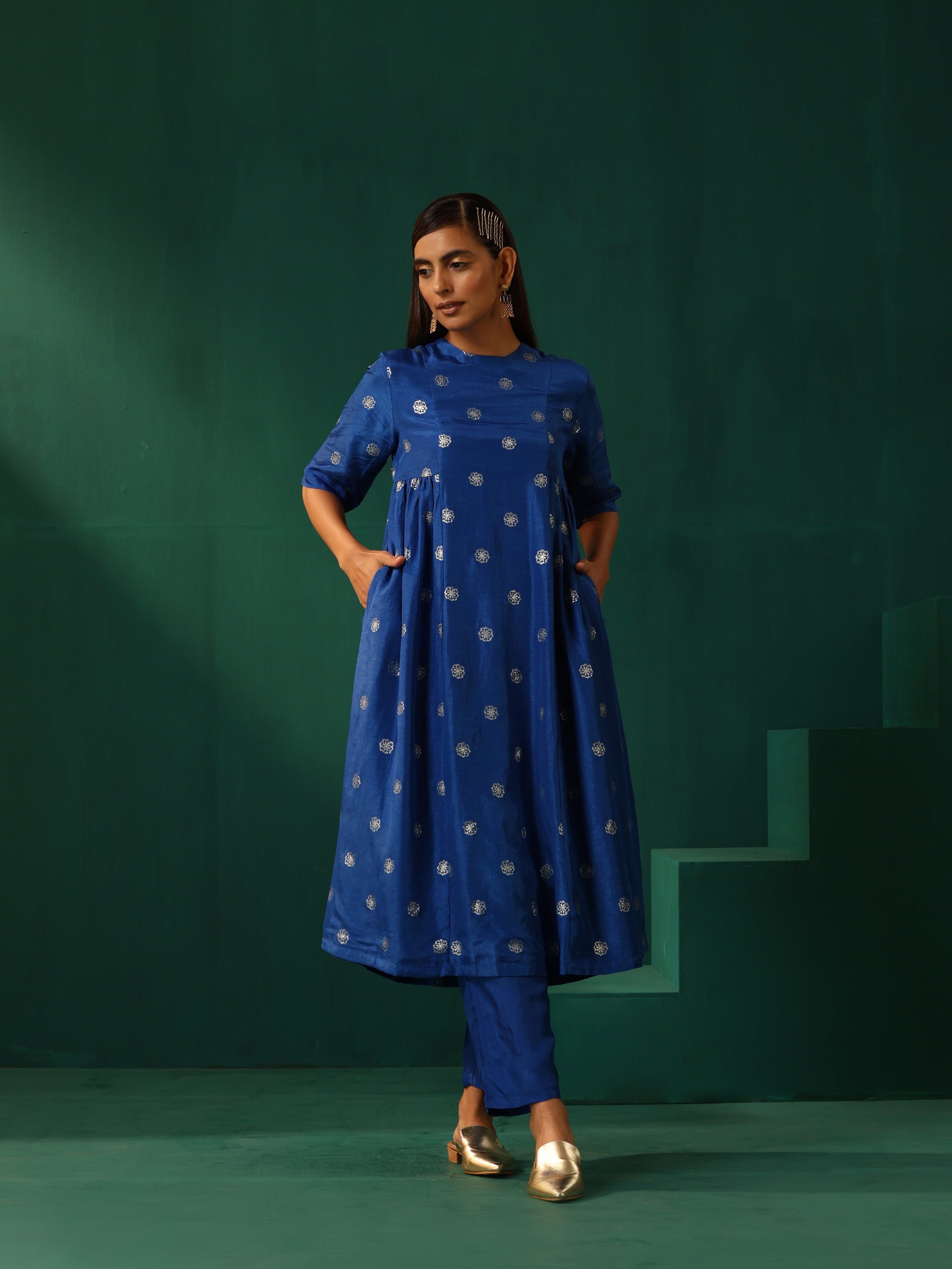 trueBrowns Royal Blue Geometric Floral Viscose Silk Side Gathered Kurta Pant Set | Swadesiicart