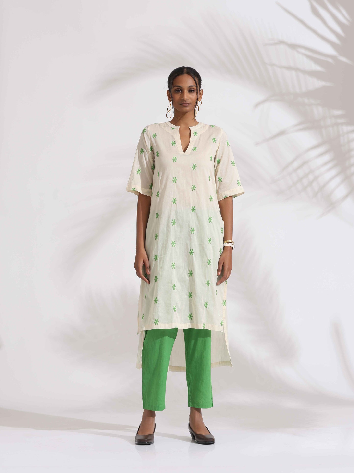 trueBrowns Off-White Cotton Floral Embroidered Straight Kurta Set | Swadesiicart