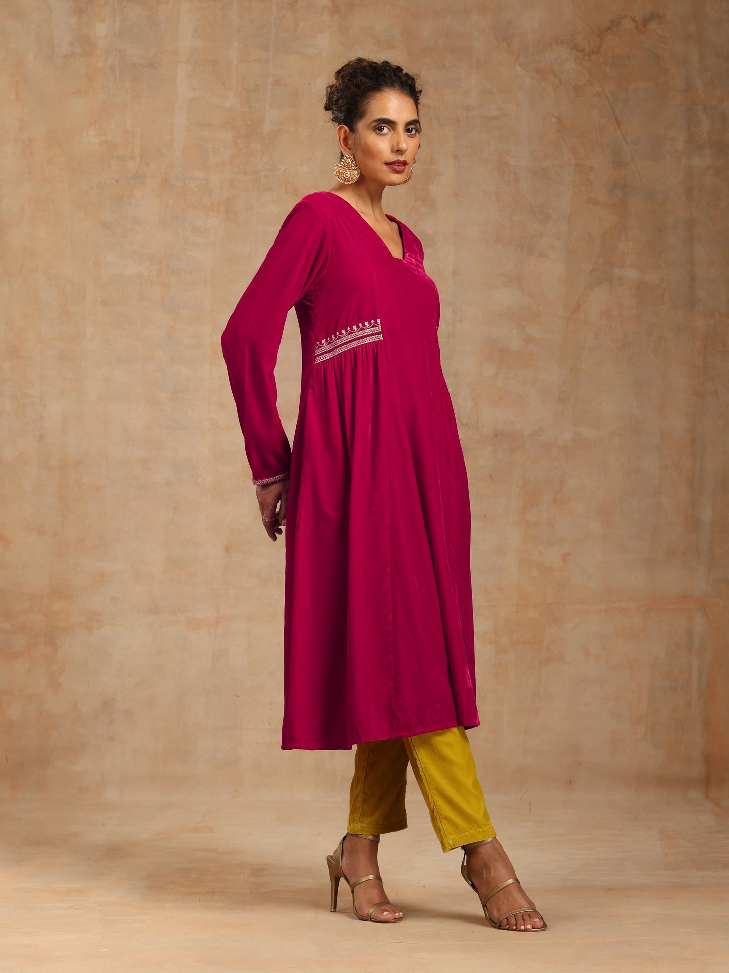 trueBrowns Rani Pink Velvet Embroidered Kurta | Swadesiicart