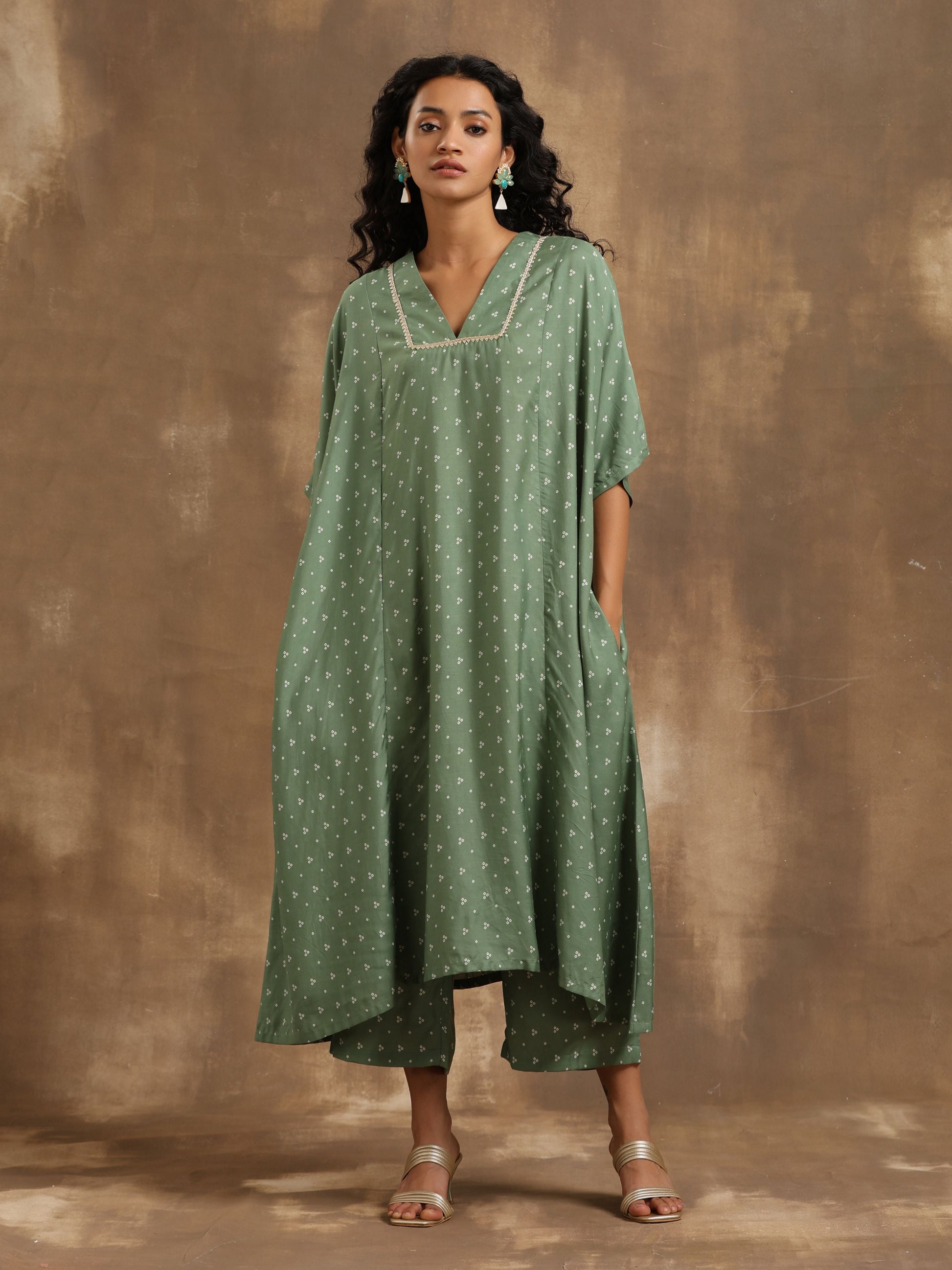 trueBrowns Light Green Bandhani Printed Silk Oversized Kurta Pant Set | Swadesiicart