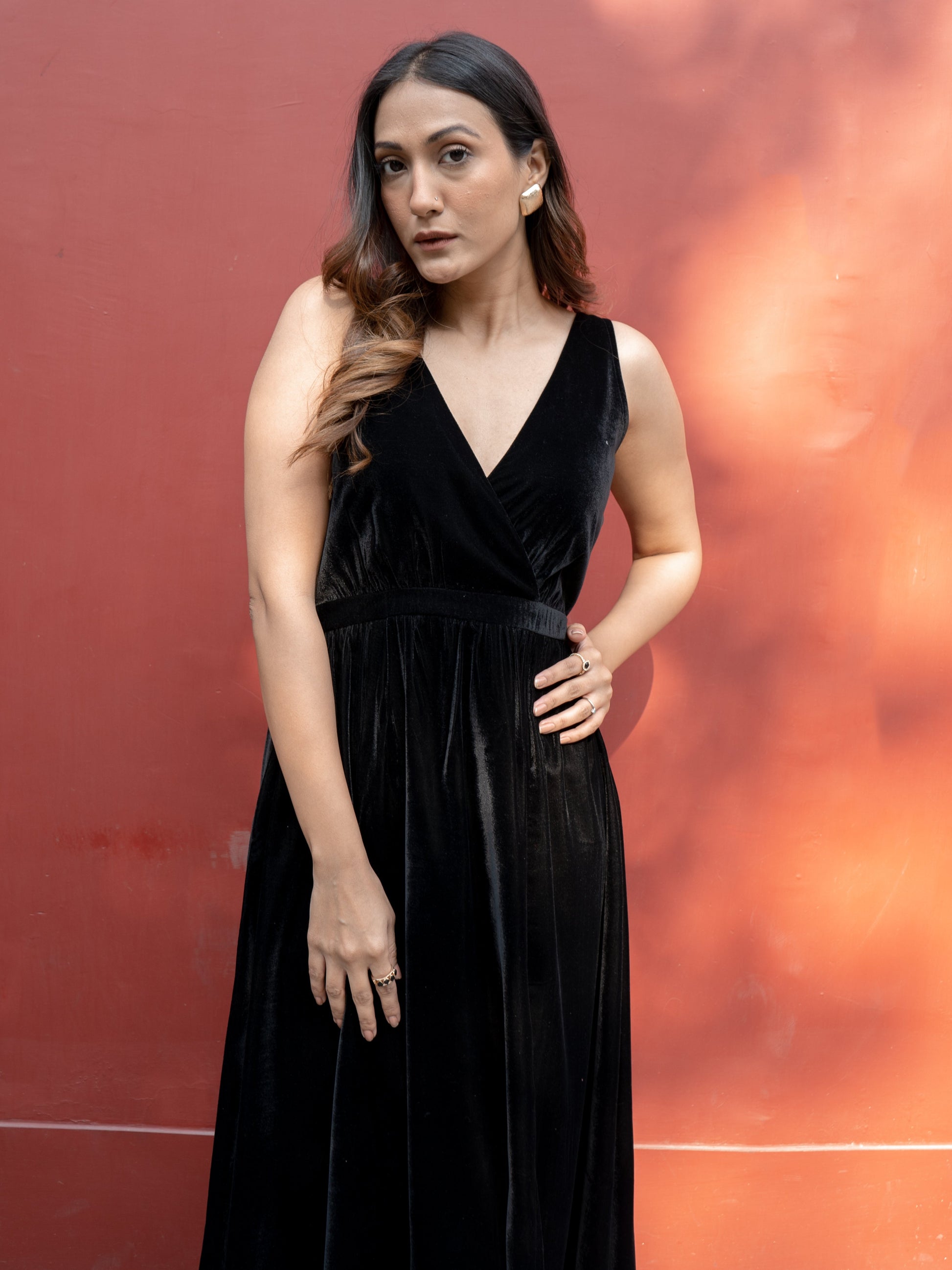trueBrowns Black Velvet Sleeveless Dress | Swadesiicart