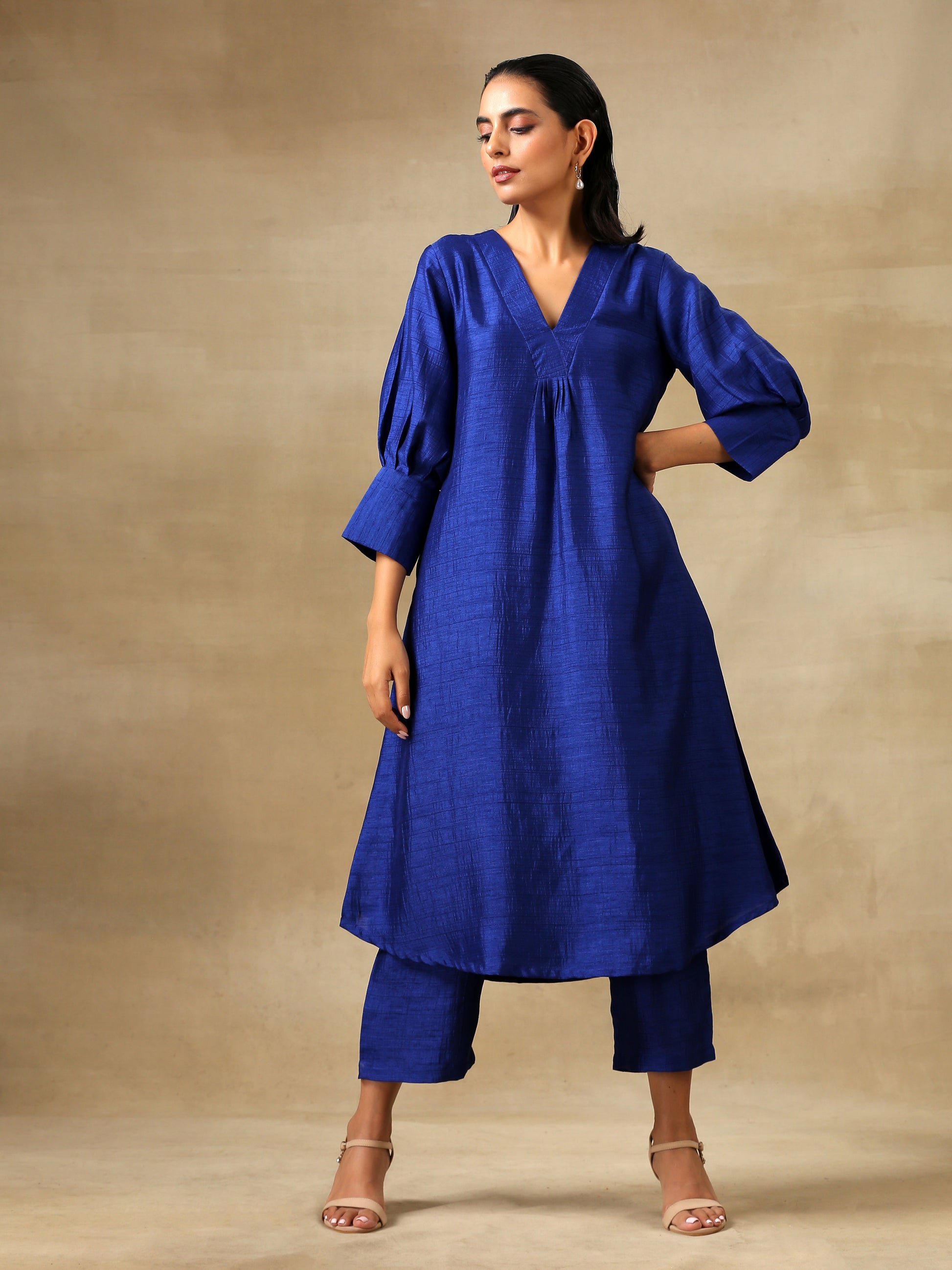 trueBrowns Blue Textured Silk Puff Sleeve Kurta Pant Set | Swadesiicart