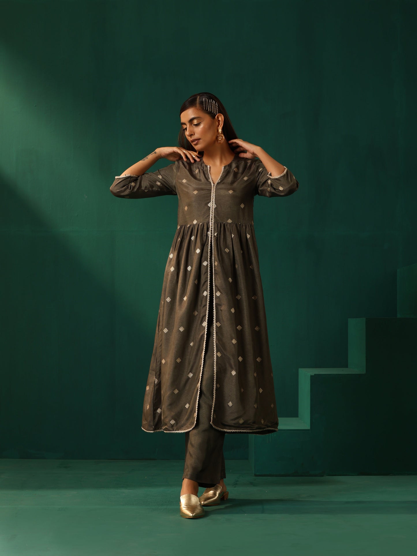 trueBrowns Grey Diamond Viscose Silk Front Slit Kurta Pant Set | Swadesiicart