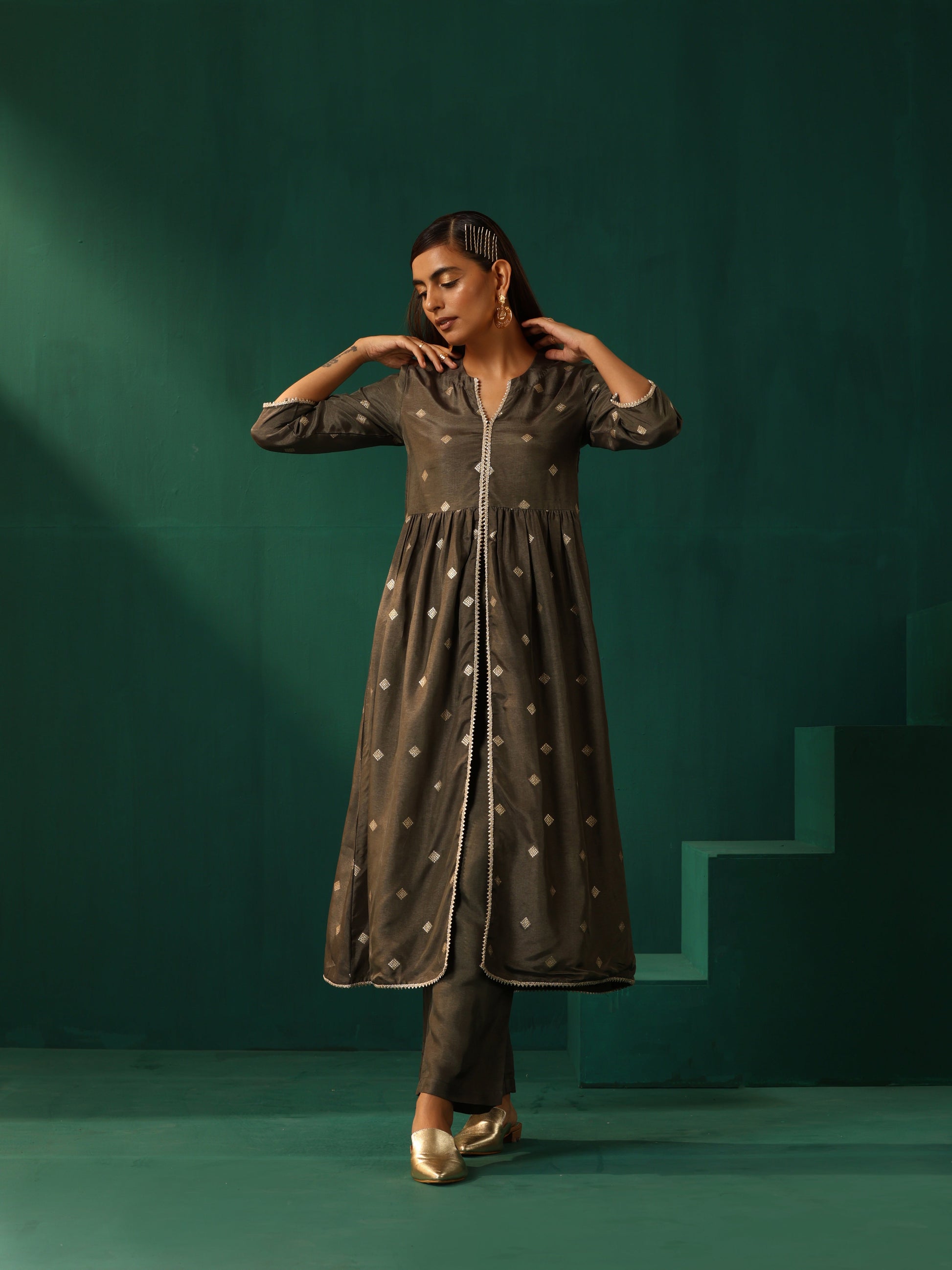trueBrowns Grey Diamond Viscose Silk Front Slit Kurta Pant Set | Swadesiicart