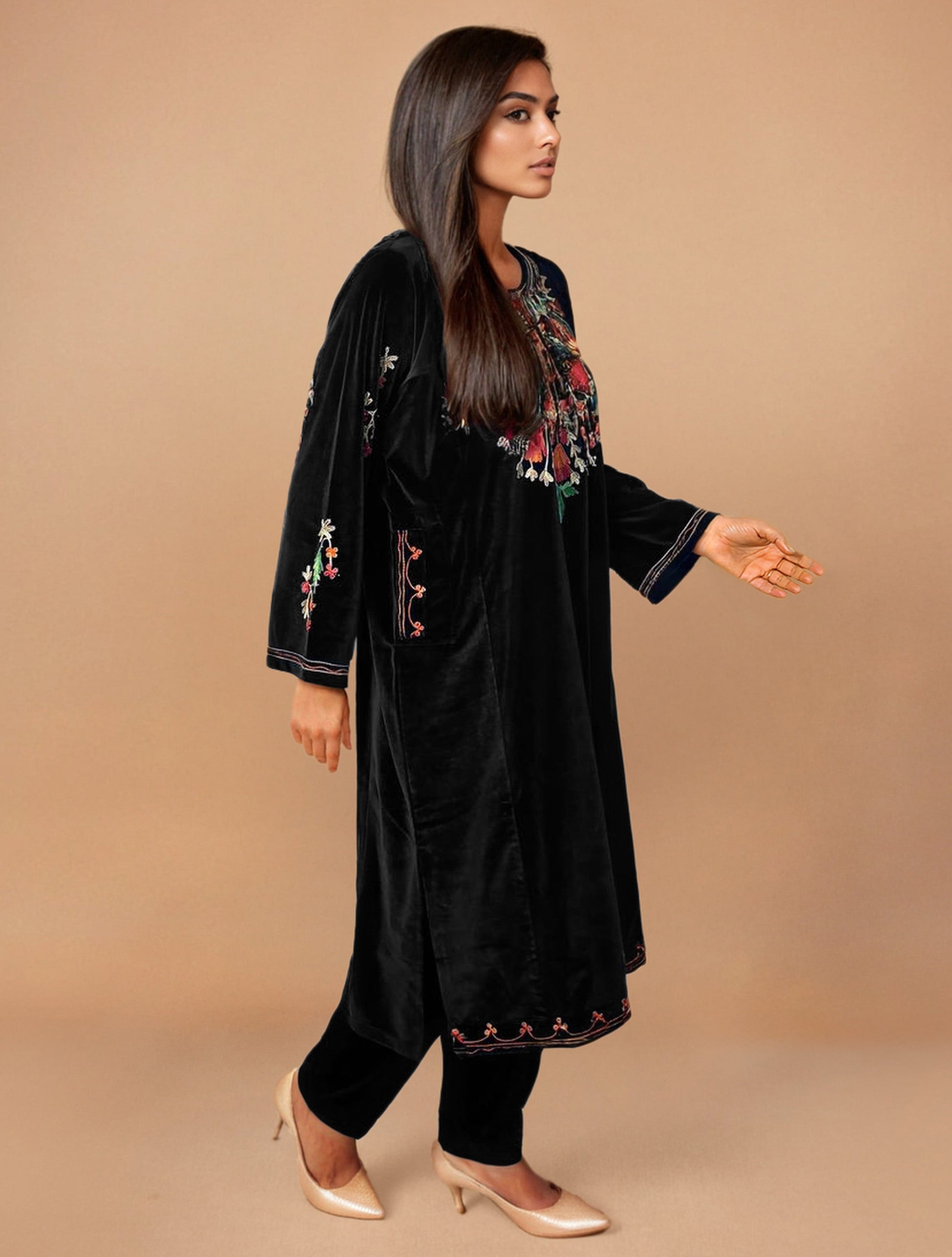 trueBrowns Black Velvet Embroidered Kurta Set | Swadesiicart