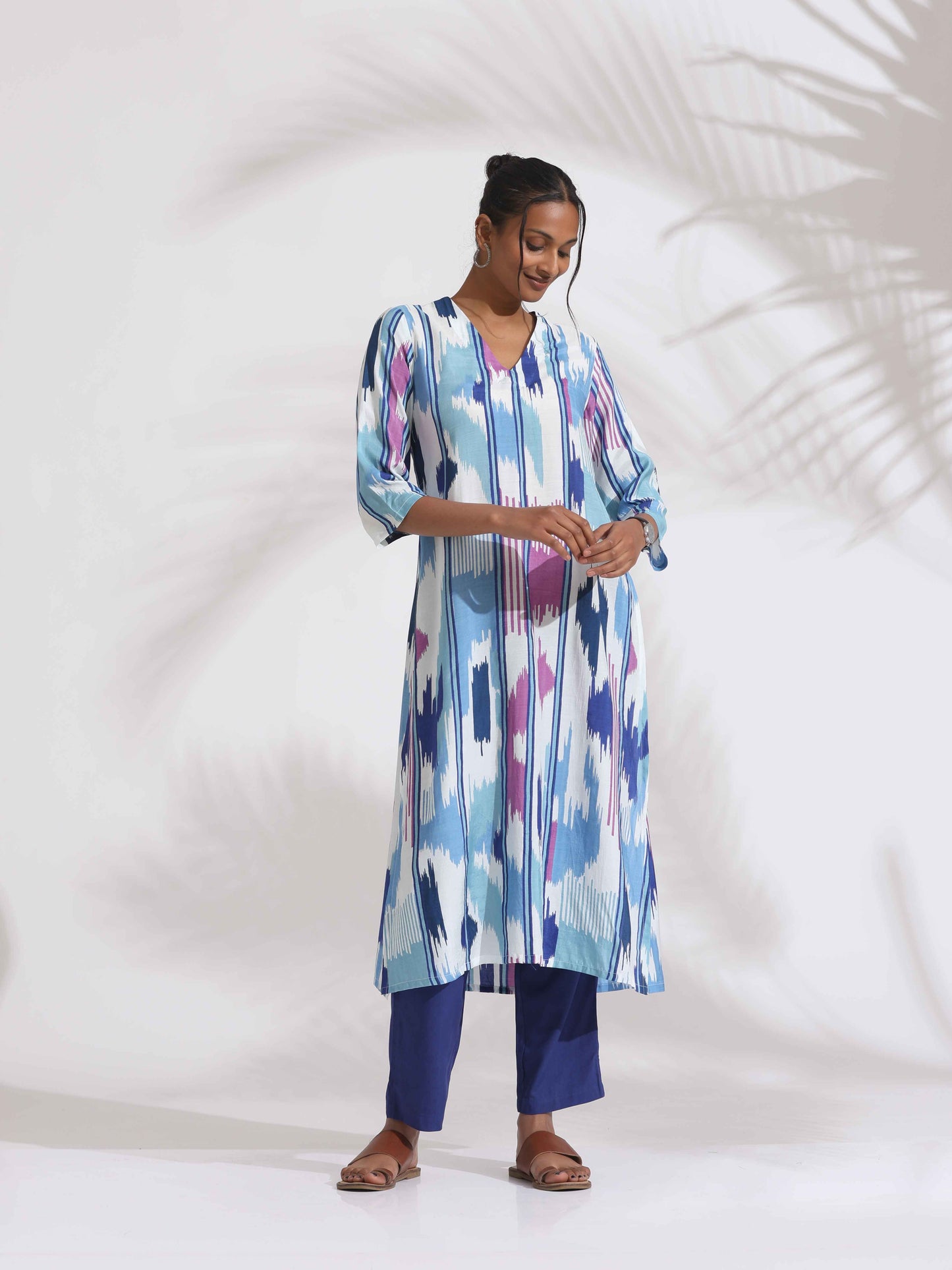 trueBrowns Blue Ikat Print Muslin Kurta Set | Swadesiicart