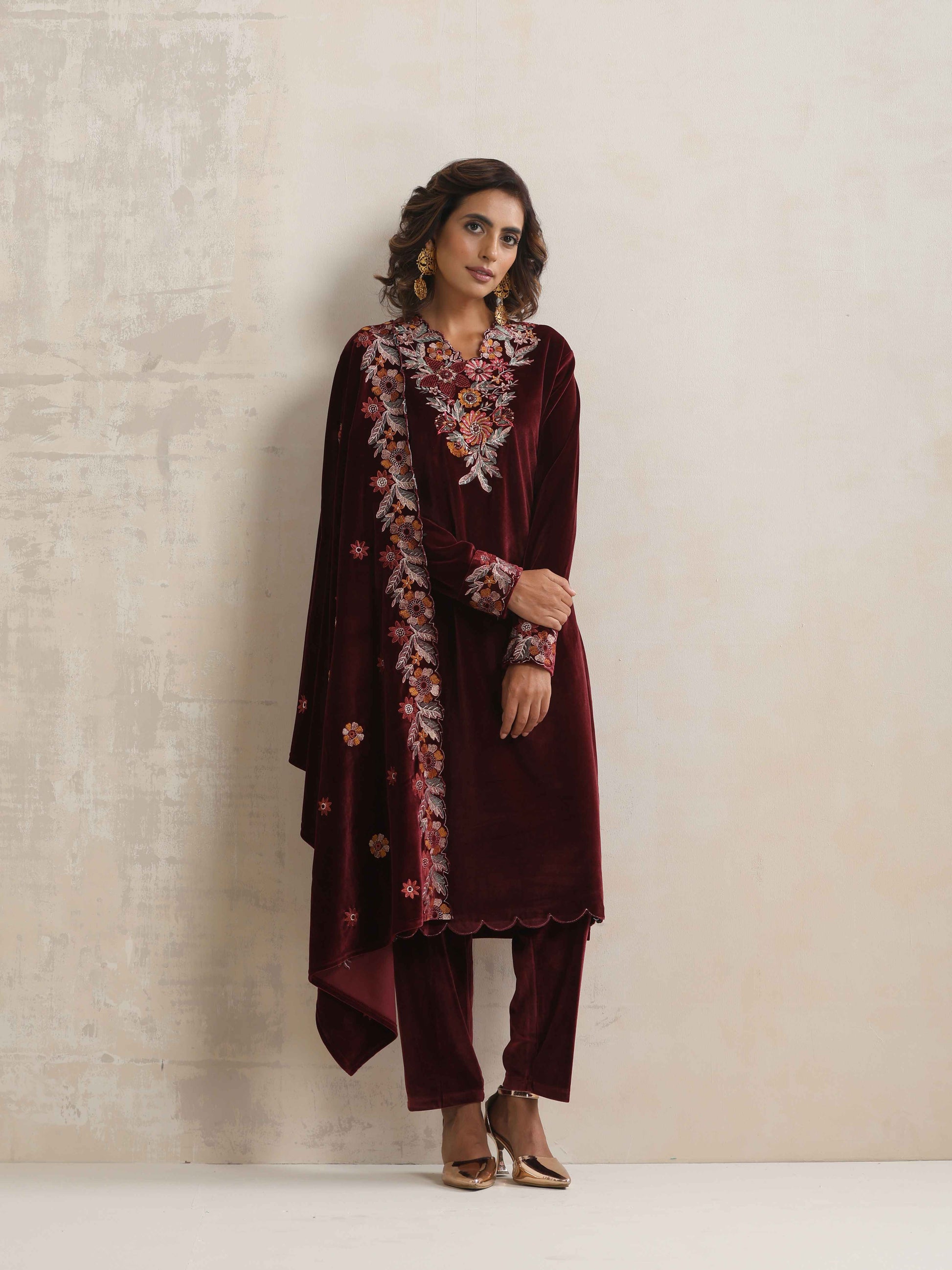 trueBrowns Maroon Velvet Floral Embroidered Kurta Pant Dupatta Set | Swadesiicart