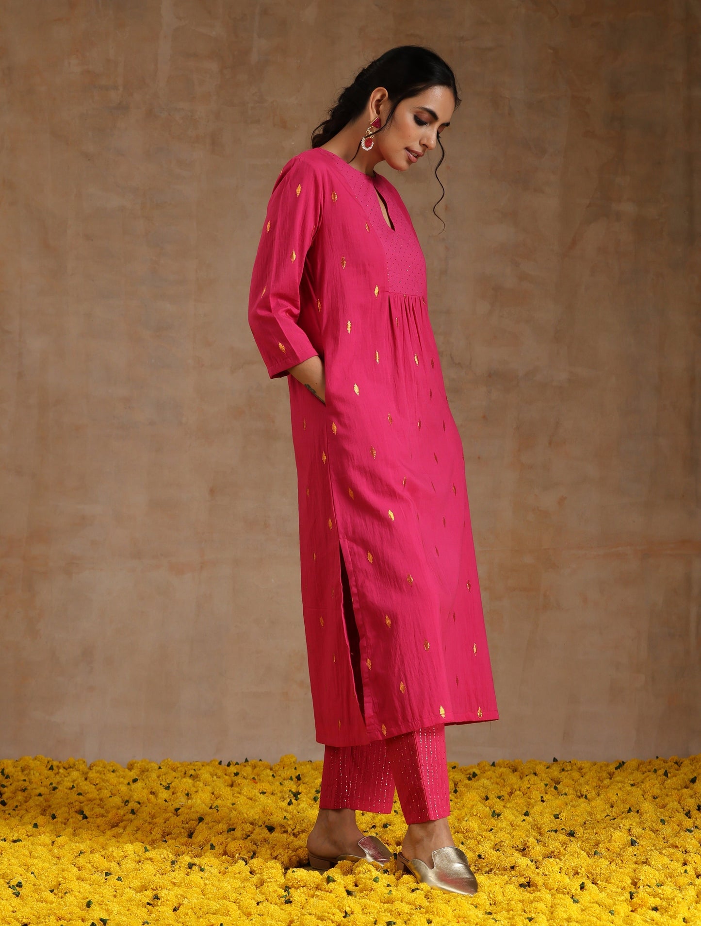 trueBrowns Pink Gold Cotton Yoke Kurta Set | Swadesiicart